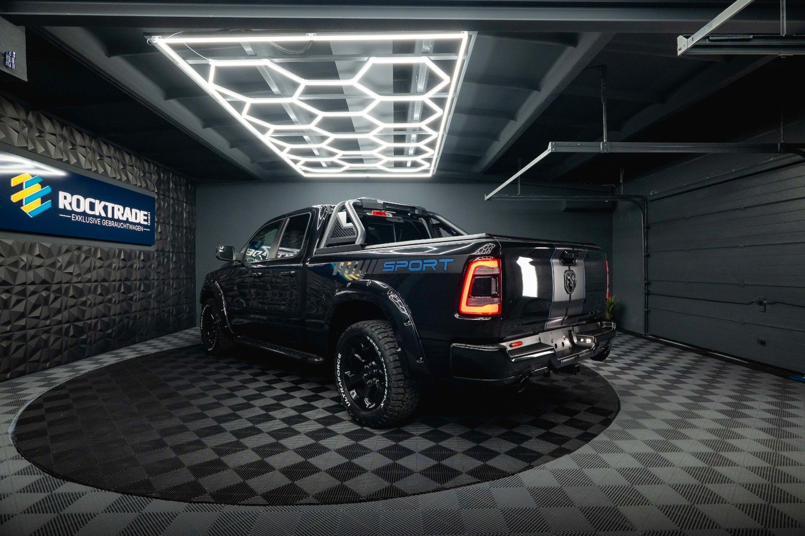 Fahrzeugabbildung Dodge RAM 5.7 V8 HEMI 4x4 OFFROAD Night-Paket LONGBED