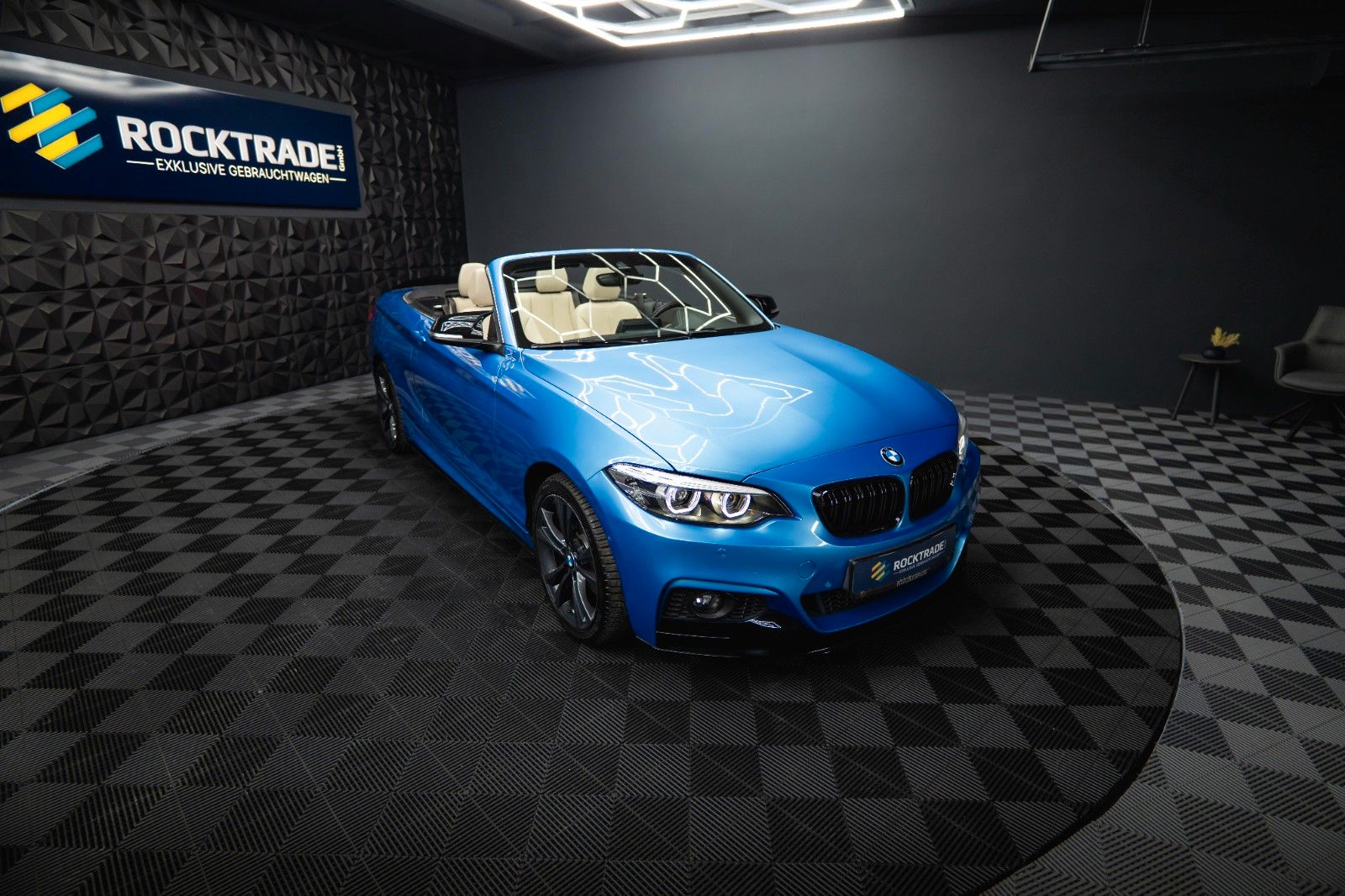 Fahrzeugabbildung BMW 230i Cabrio M-Sport Performance Shadow Line LED