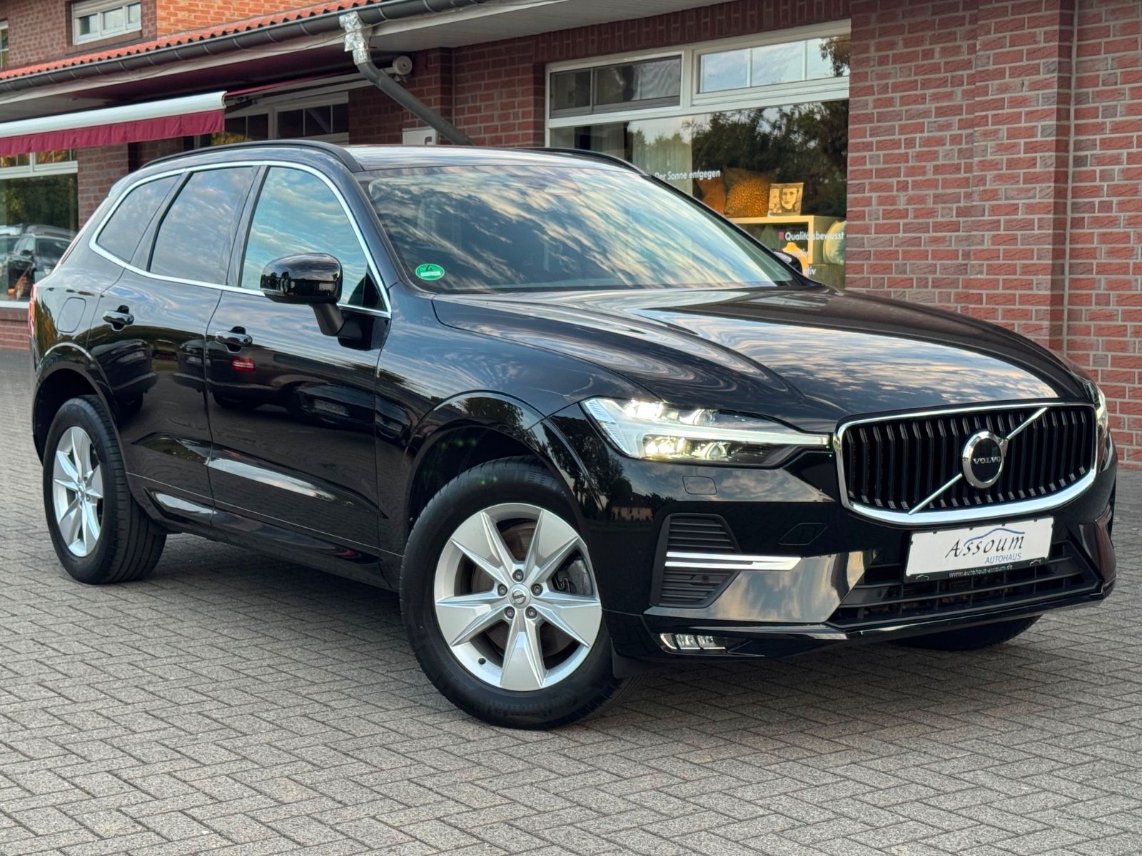 Volvo XC60 Momentum Pro AWD/1 Hand/Distr.LED/google Ap