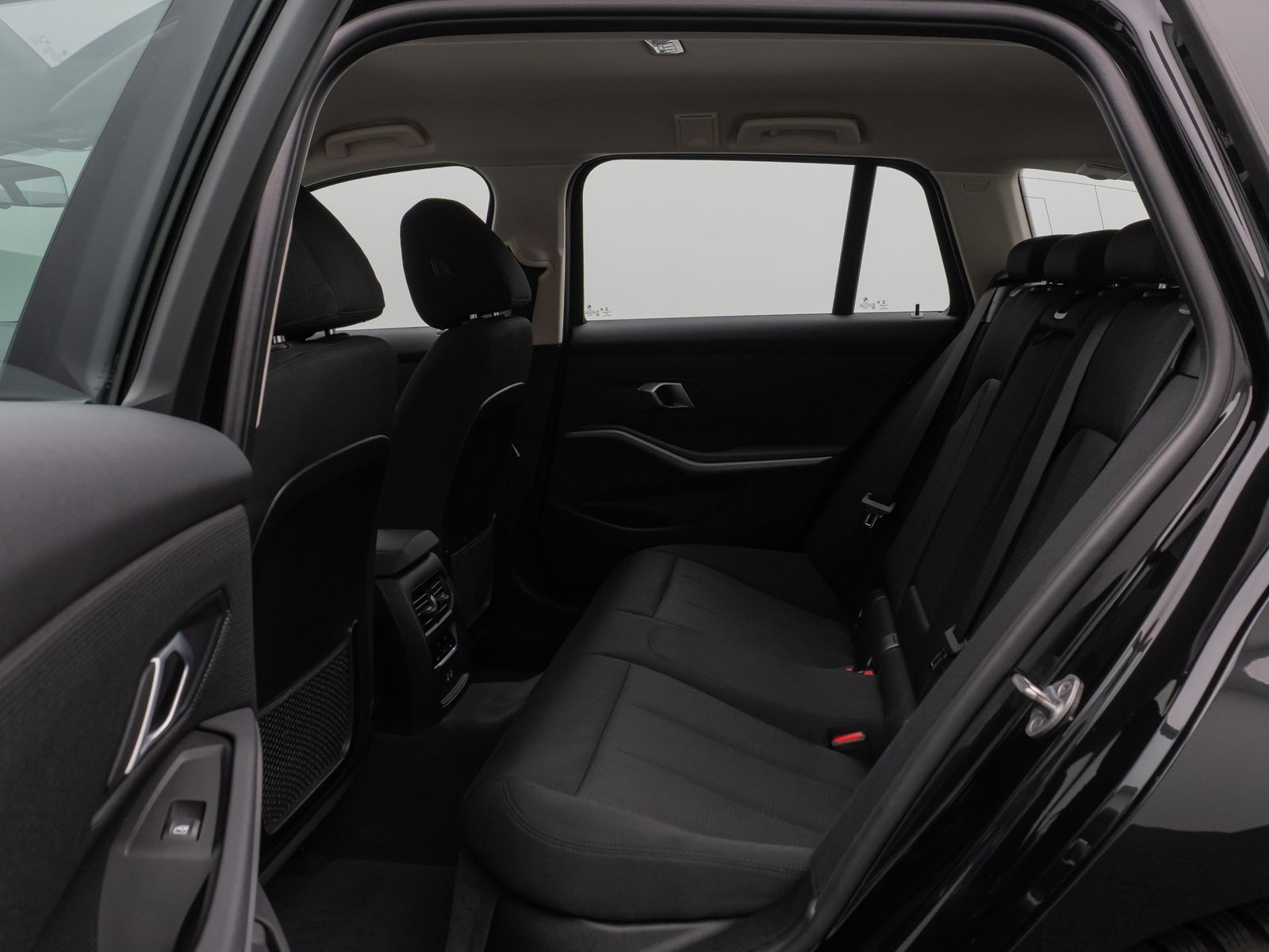 Fahrzeugabbildung BMW 330i HUD DAB CockPitPro DrivAssist PDC LED Alarm