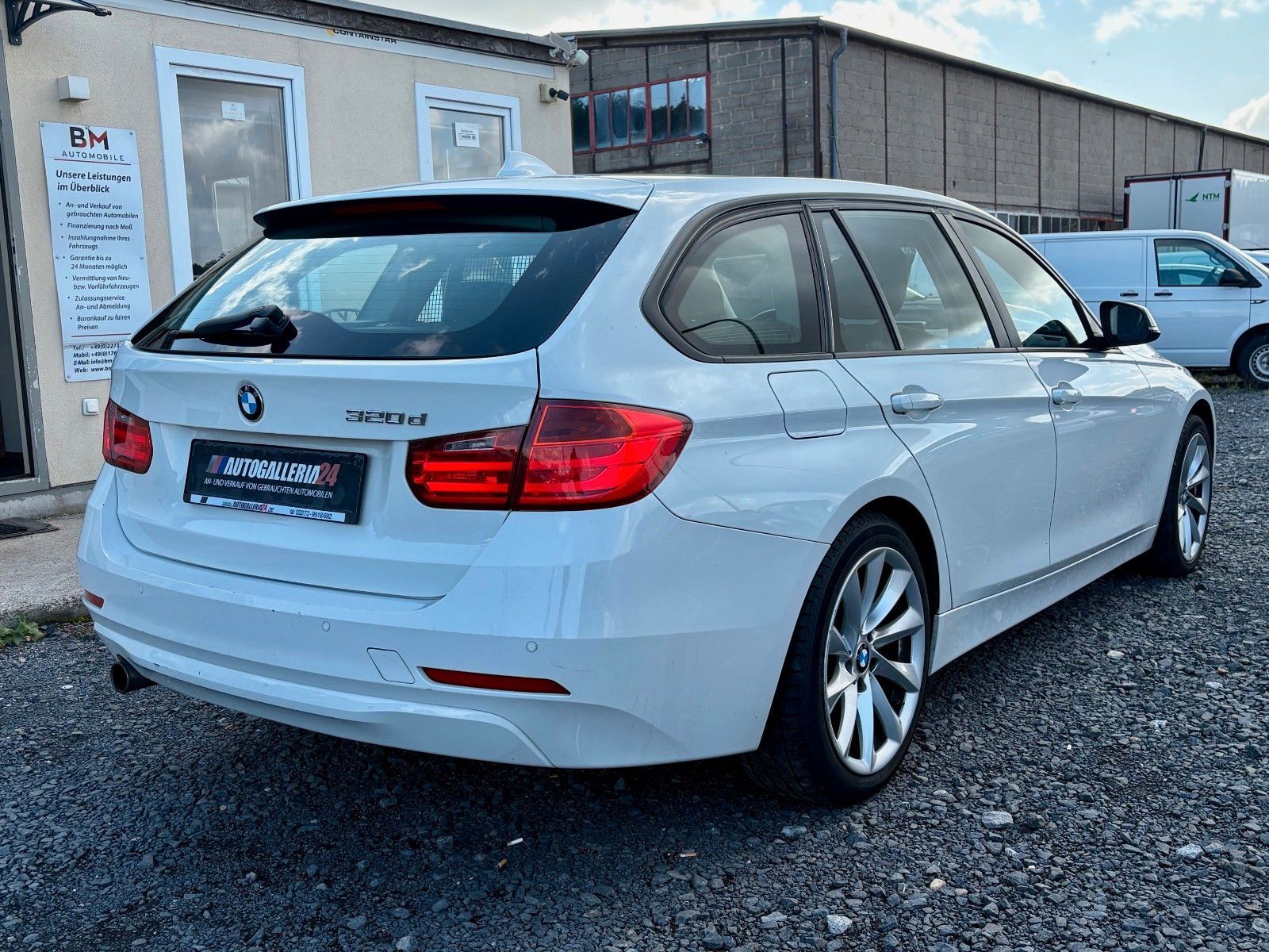 Fahrzeugabbildung BMW 320d Tour. Navi PDC 18"LMR 1.HAND Klimaautomatik