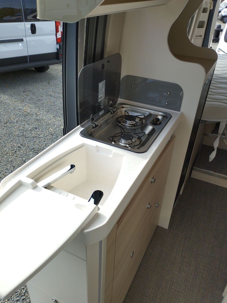 Fahrzeugabbildung Eura Mobil Van V 635 EB 40H Chassis, Skyroof, RFK