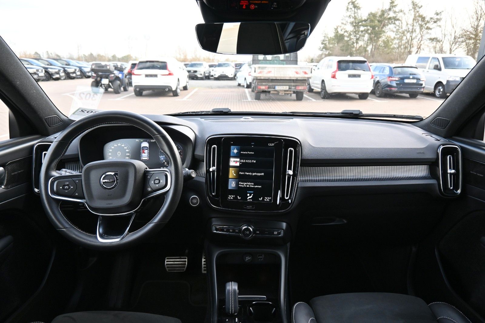 Fahrzeugabbildung Volvo XC40 T3 R-Design Geartronic*LED*H&K*ACC*NAV*CAM