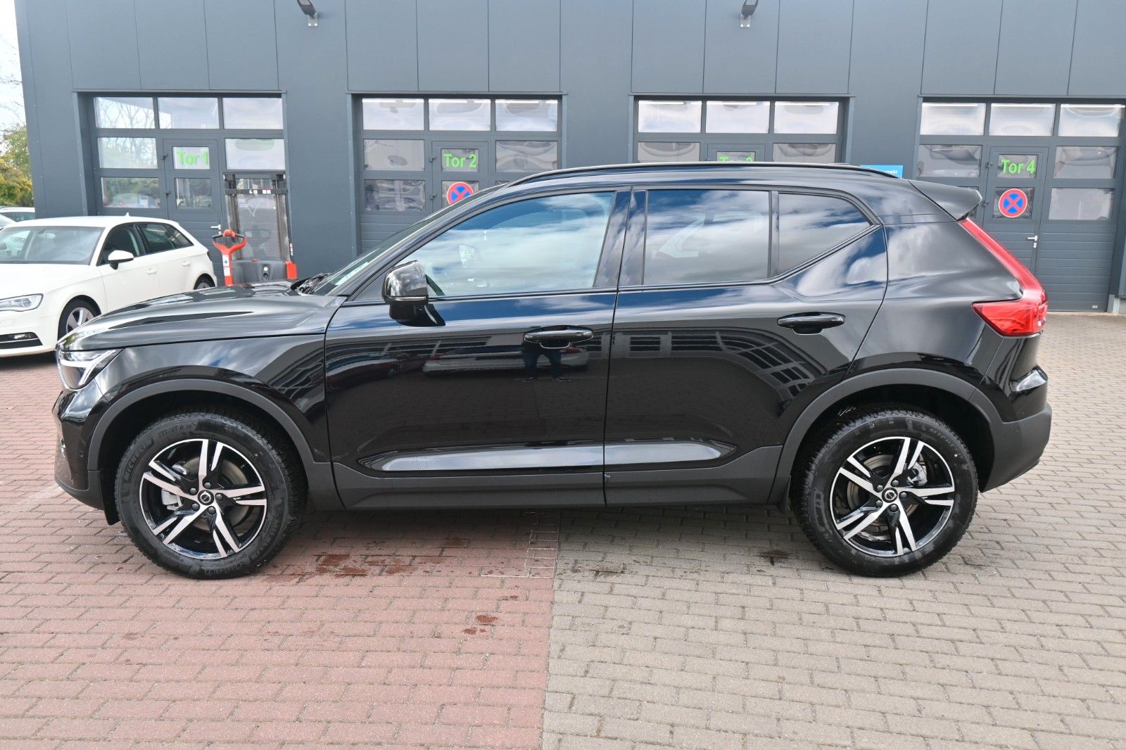 Fahrzeugabbildung Volvo XC40 B4 Dark*H&K*360*BLIS*ACC*AHK*KEIN MIETWAGEN