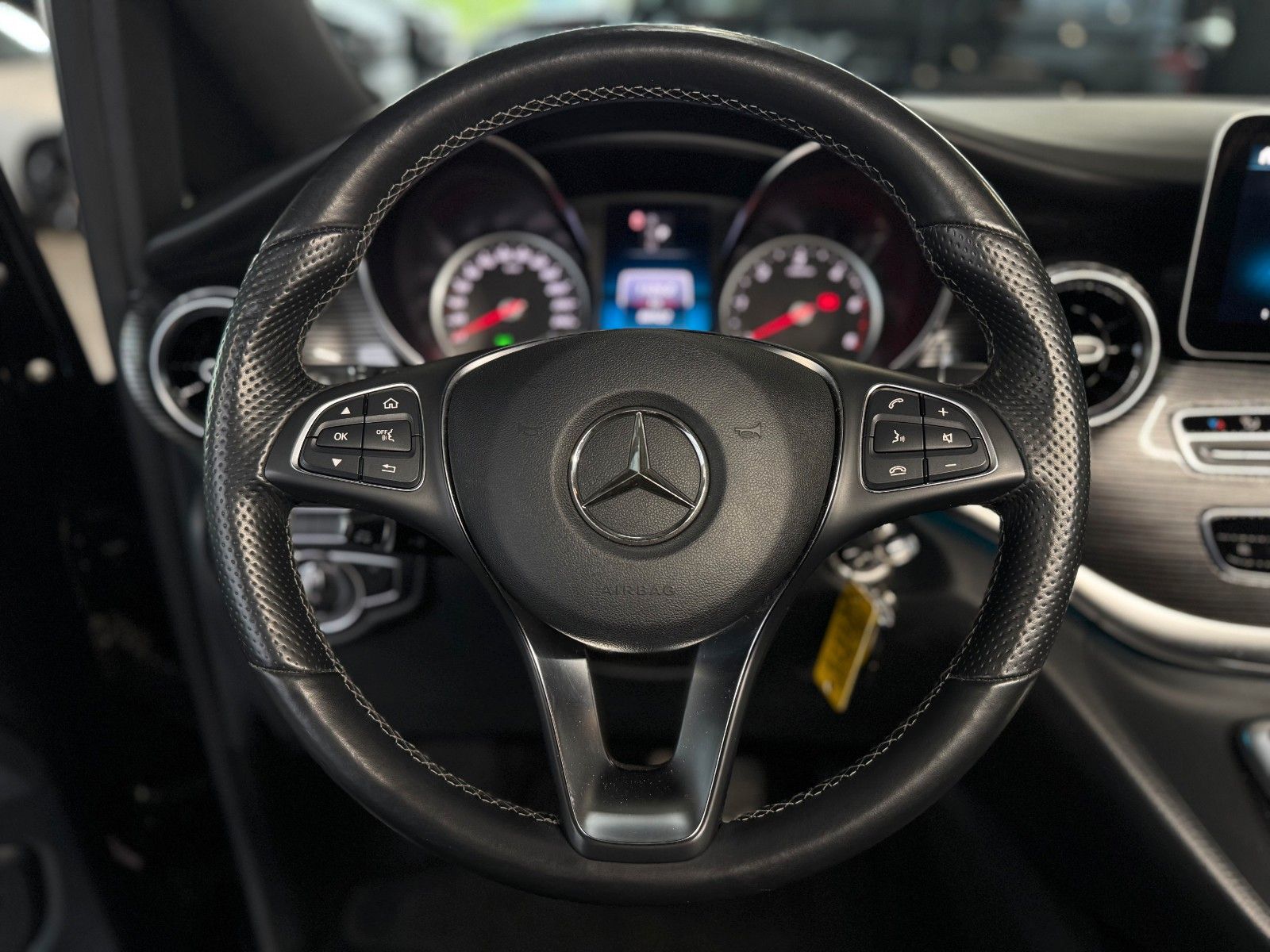 Fahrzeugabbildung Mercedes-Benz V 300d Avantgarde Edition lang "Agility Control"