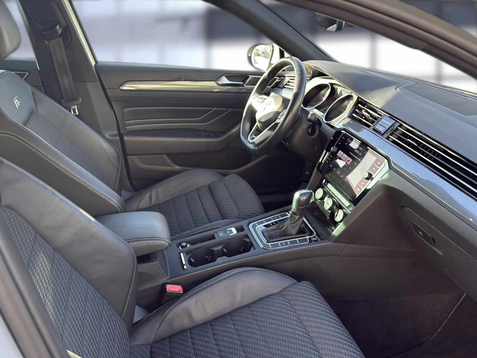 Fahrzeugabbildung Volkswagen Passat Variant Business/ AHK / Bremsen vo+hi neu