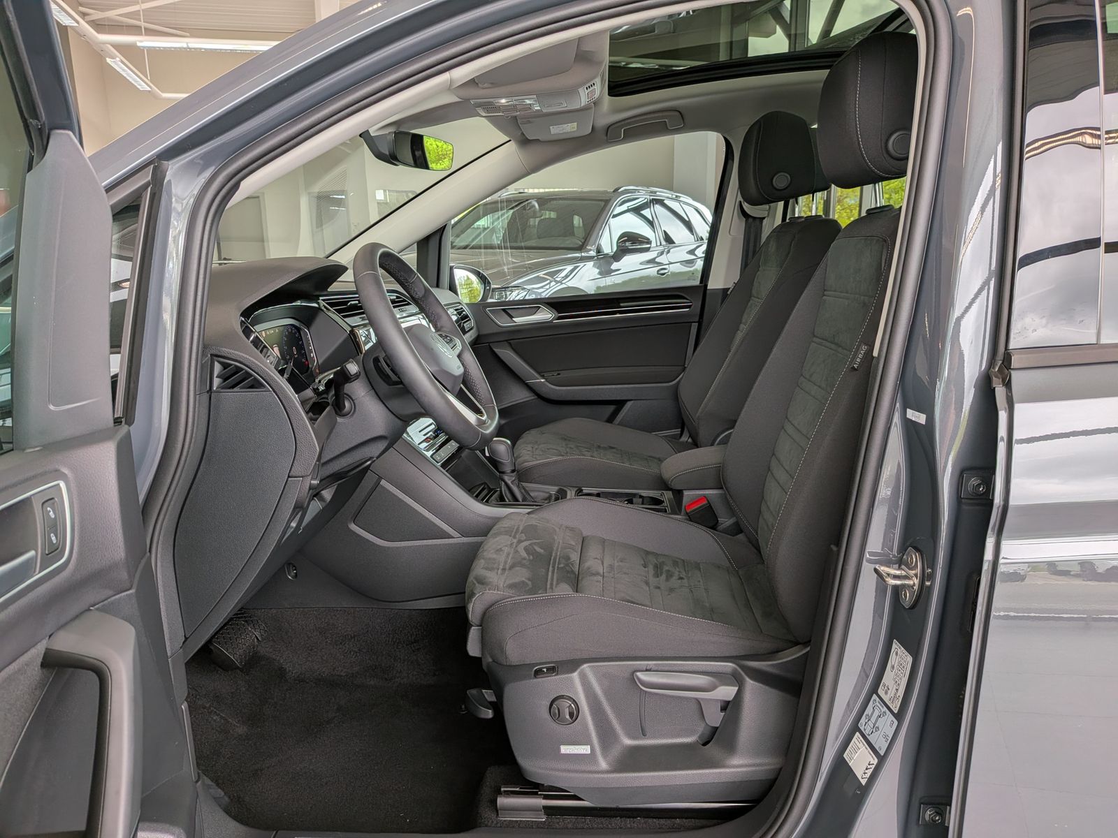Fahrzeugabbildung Volkswagen Touran 2.0 DSG R-Line High Pano 7-Si IQ AHK VOLL