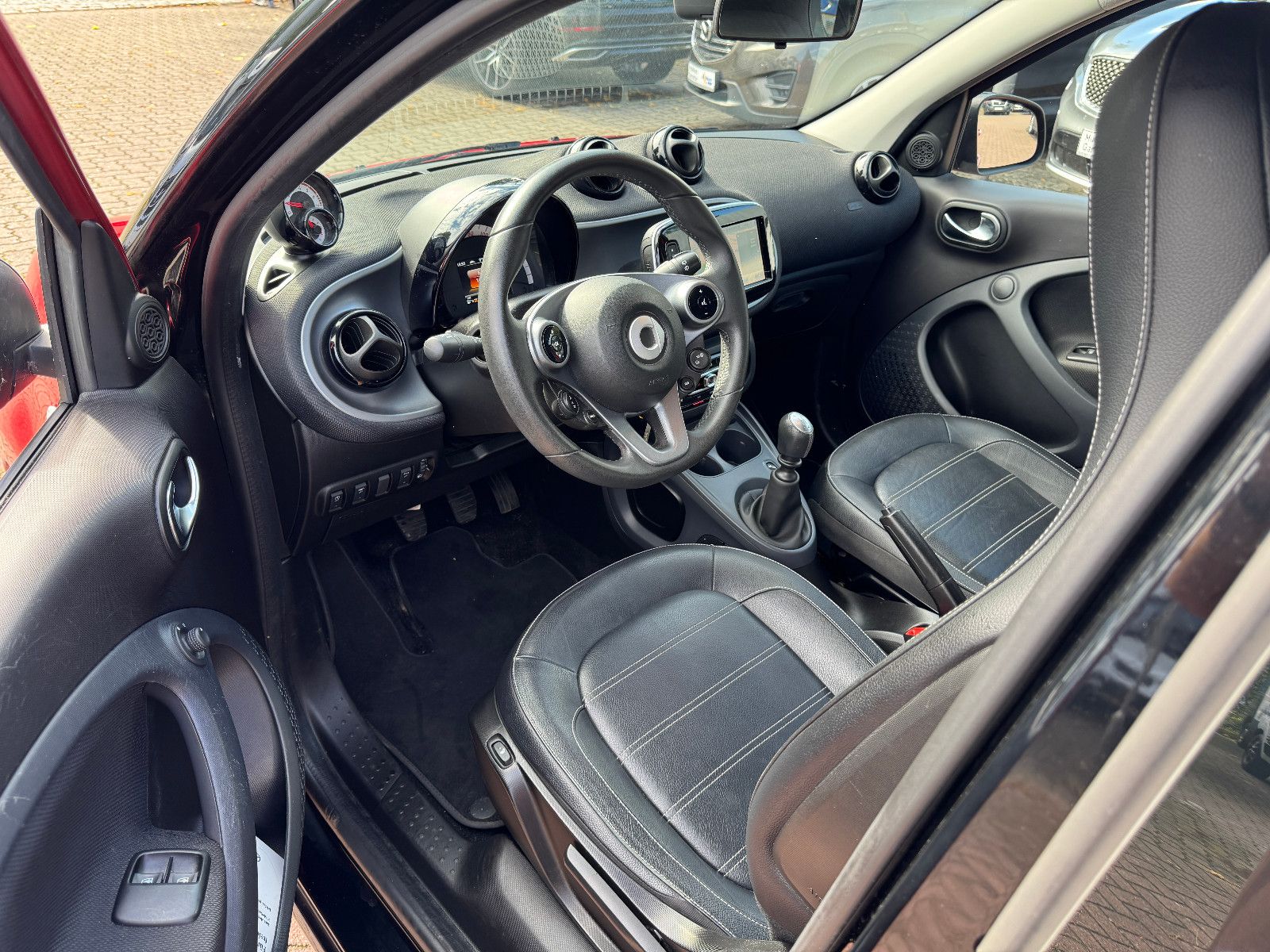 Fahrzeugabbildung Smart ForFour 66KW PRIME EXCLUSIVE PANO NAVI LED VOLL