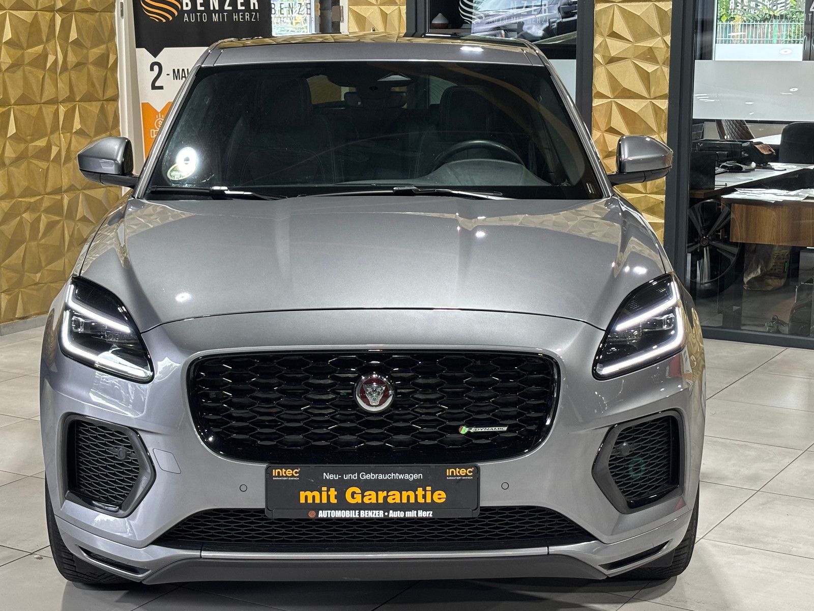 Fahrzeugabbildung Jaguar E-PACE R-Dynamic/AWD/PANORAMA/KAMERA/MERIDIAN