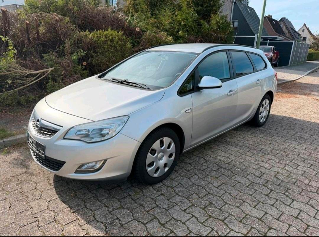 Opel Astra 2012 — rear view