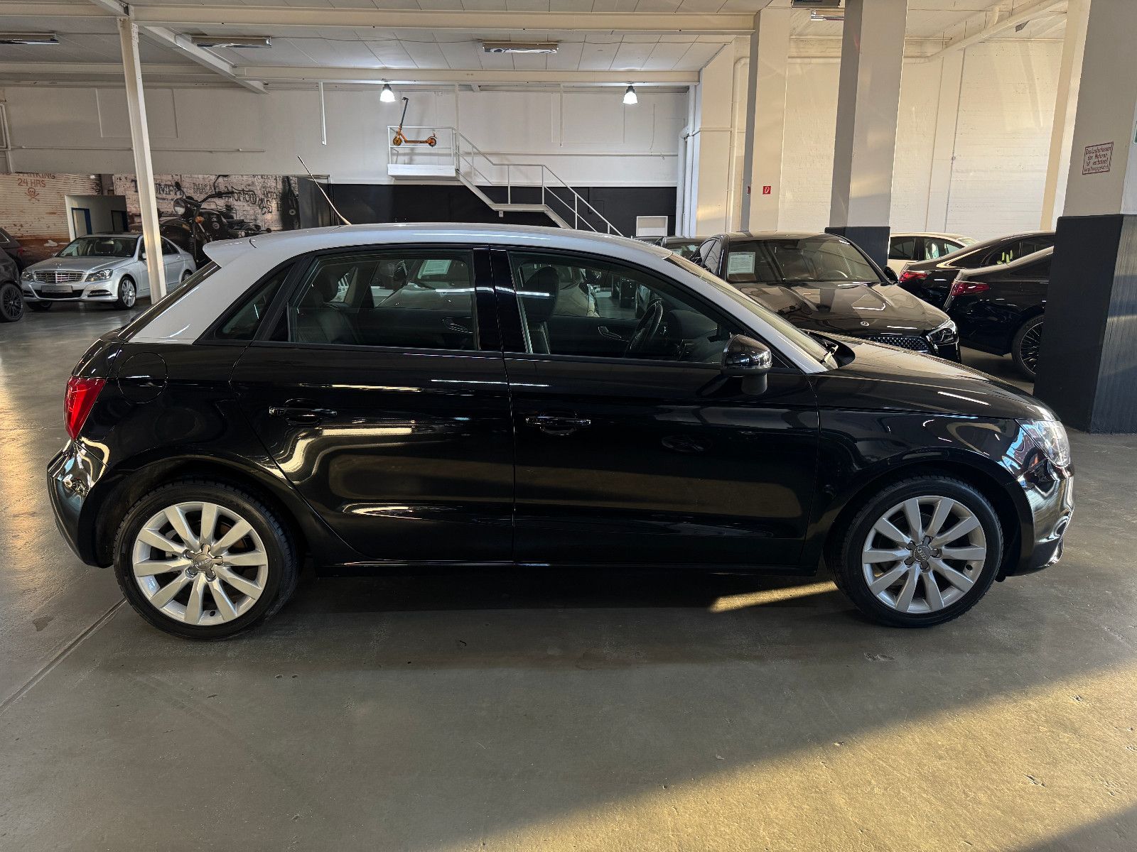 Fahrzeugabbildung Audi A1 1.6 TDI SPORTBACK S-TRONIC S-LINE AMBITION