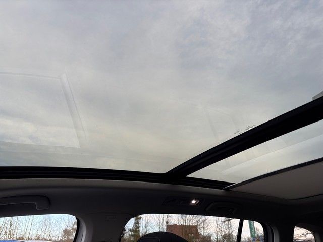 Fahrzeugabbildung Volkswagen Touran 1.5TSI DSG Highline 7-Sitz+STDHZ+AHK+PANO
