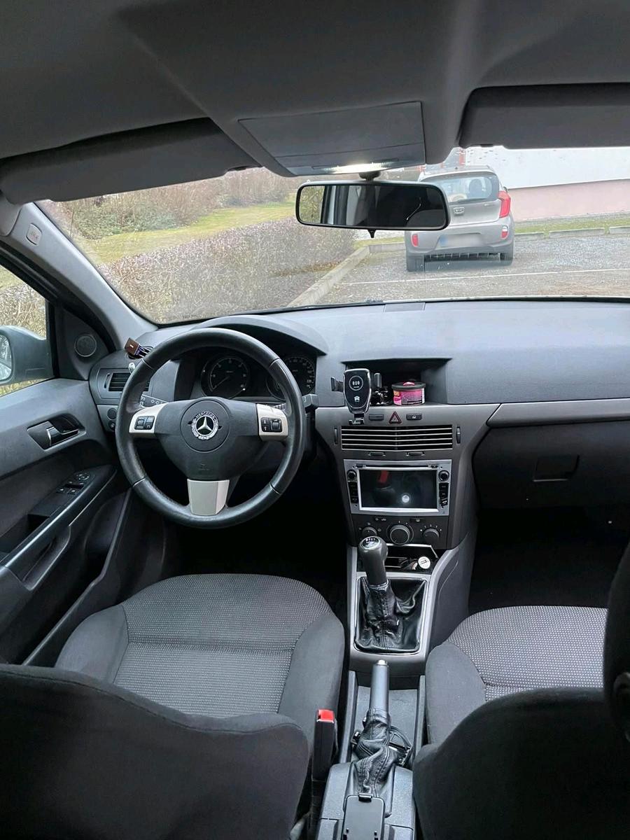 Opel Astra 2006 — interior
