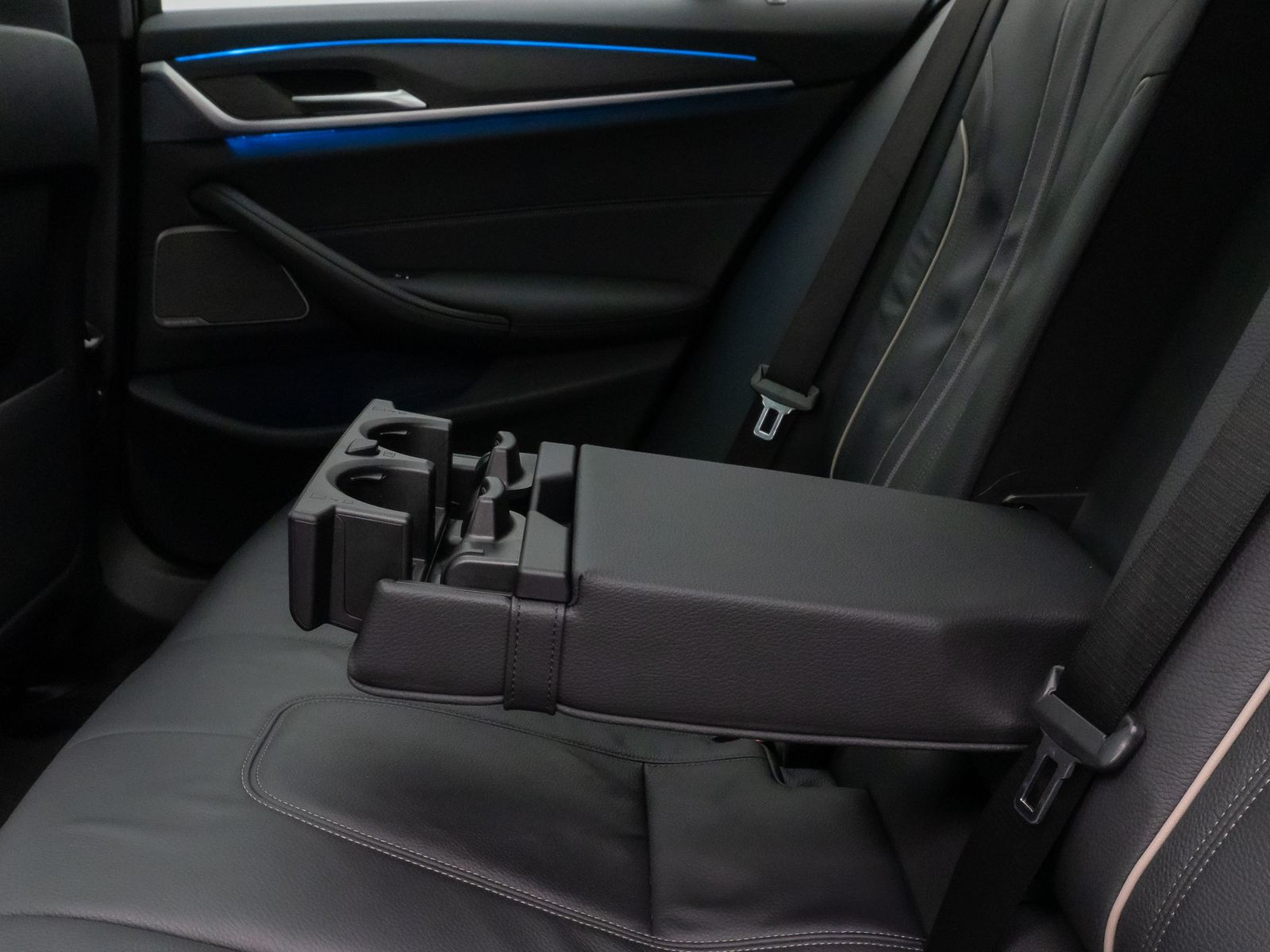 Fahrzeugabbildung BMW 530e xD M Sport Panorama HUD DAB H/K PDC AHK