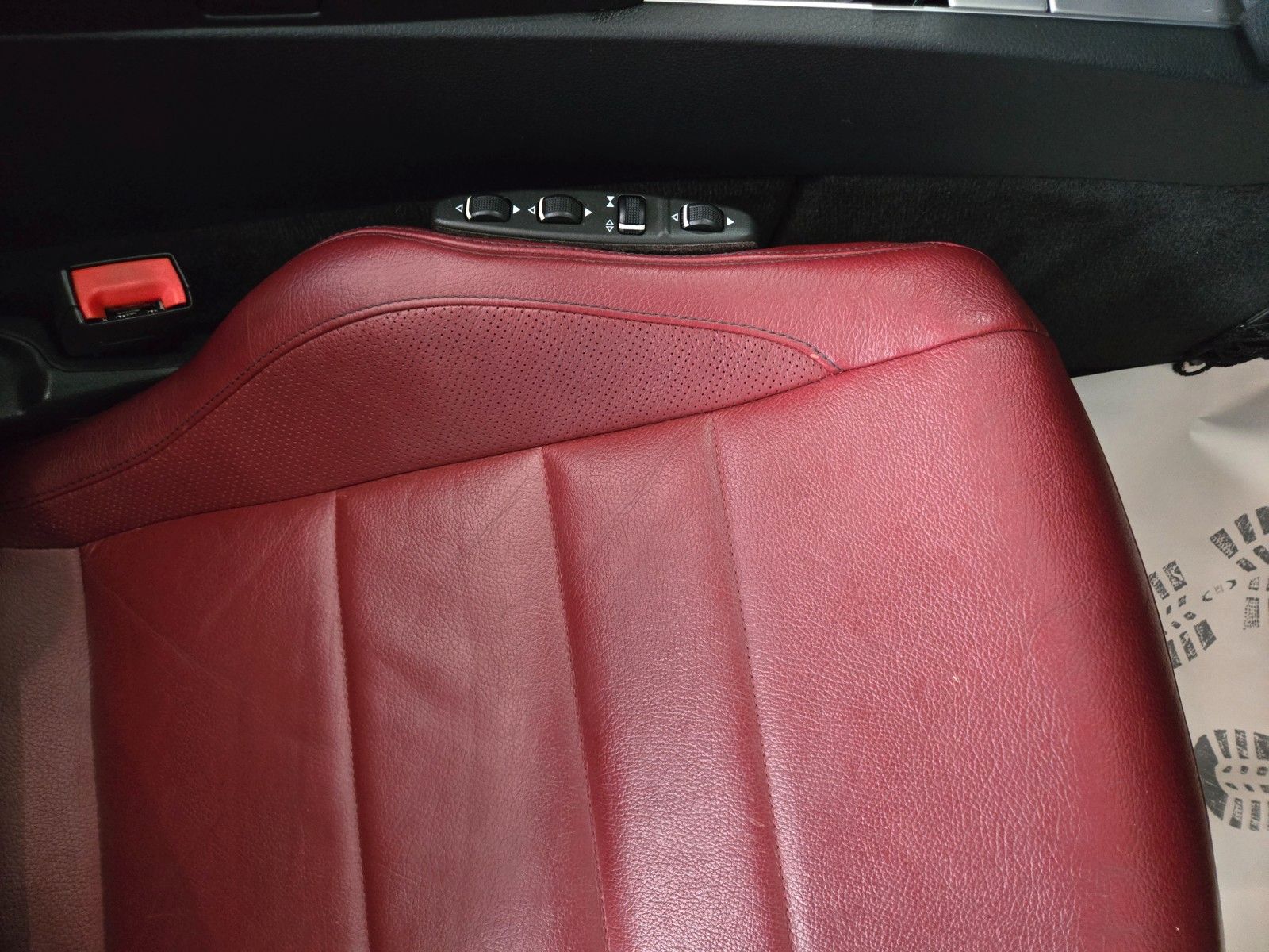Fahrzeugabbildung Mercedes-Benz E 220 BlueEfficiency* AMG LINE * SCHWARZ / ROT *