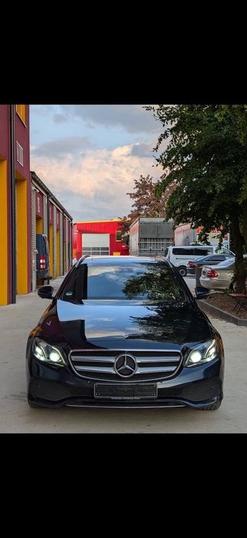 Image of Mercedes-Benz E 220