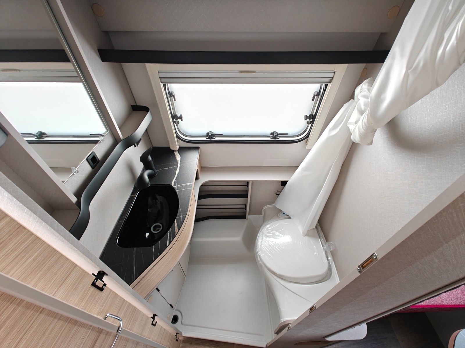 Fahrzeugabbildung HYMER / ERIBA / HYMERCAR Touring 542 Tango Red - JETZT 6.844€ SPAREN !!!