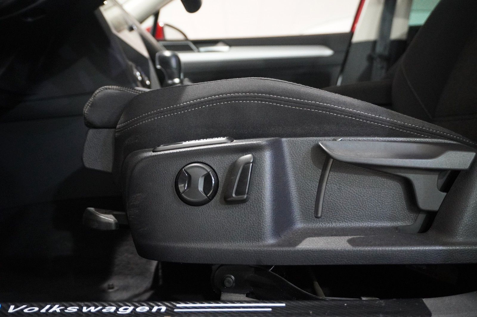 Fahrzeugabbildung Volkswagen Passat Vari. 2.0D COMFORTL. NAVI/LED/SPORT/AHK