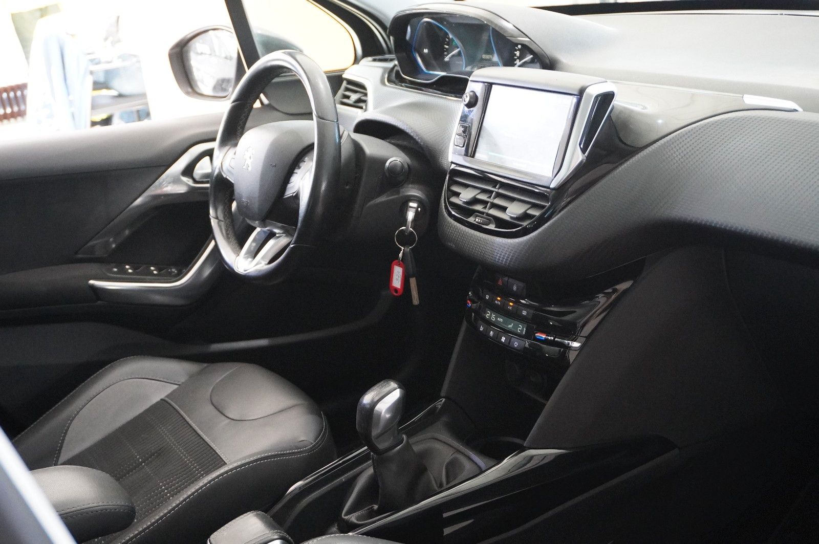 Fahrzeugabbildung Peugeot 2008 1.2 ALLURE NAVI/LED/KAMERA/SHZ/SPORT/TEMP.
