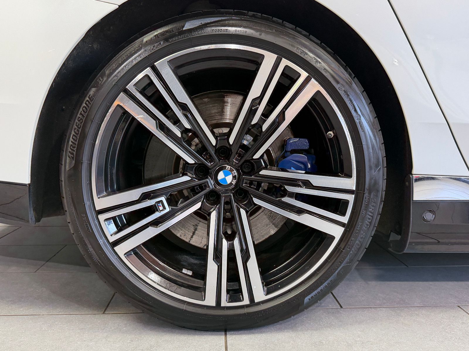 Fahrzeugabbildung BMW M760 e xDrive M-SPORT|TV|B&W|SKY-LOUNGE|MEGAVOLL