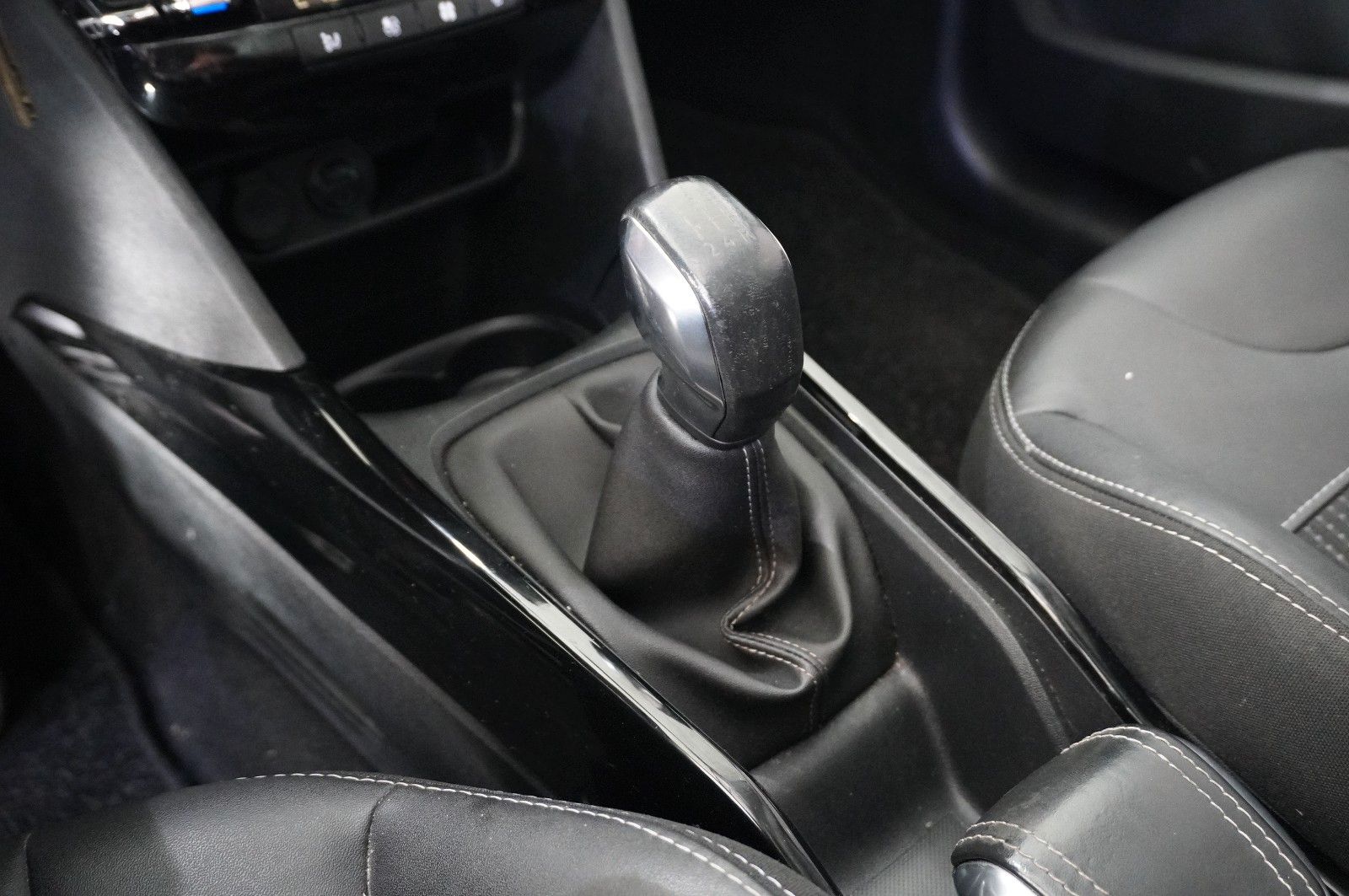 Fahrzeugabbildung Peugeot 2008 1.2 ALLURE NAVI/LED/KAMERA/SHZ/SPORT/TEMP.