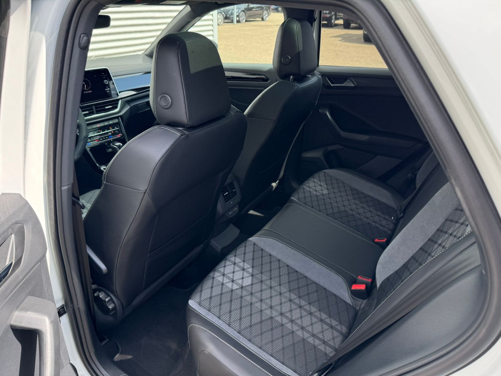 Fahrzeugabbildung Volkswagen T-Roc R-Line 1.5 TSI DSG AHK ACC