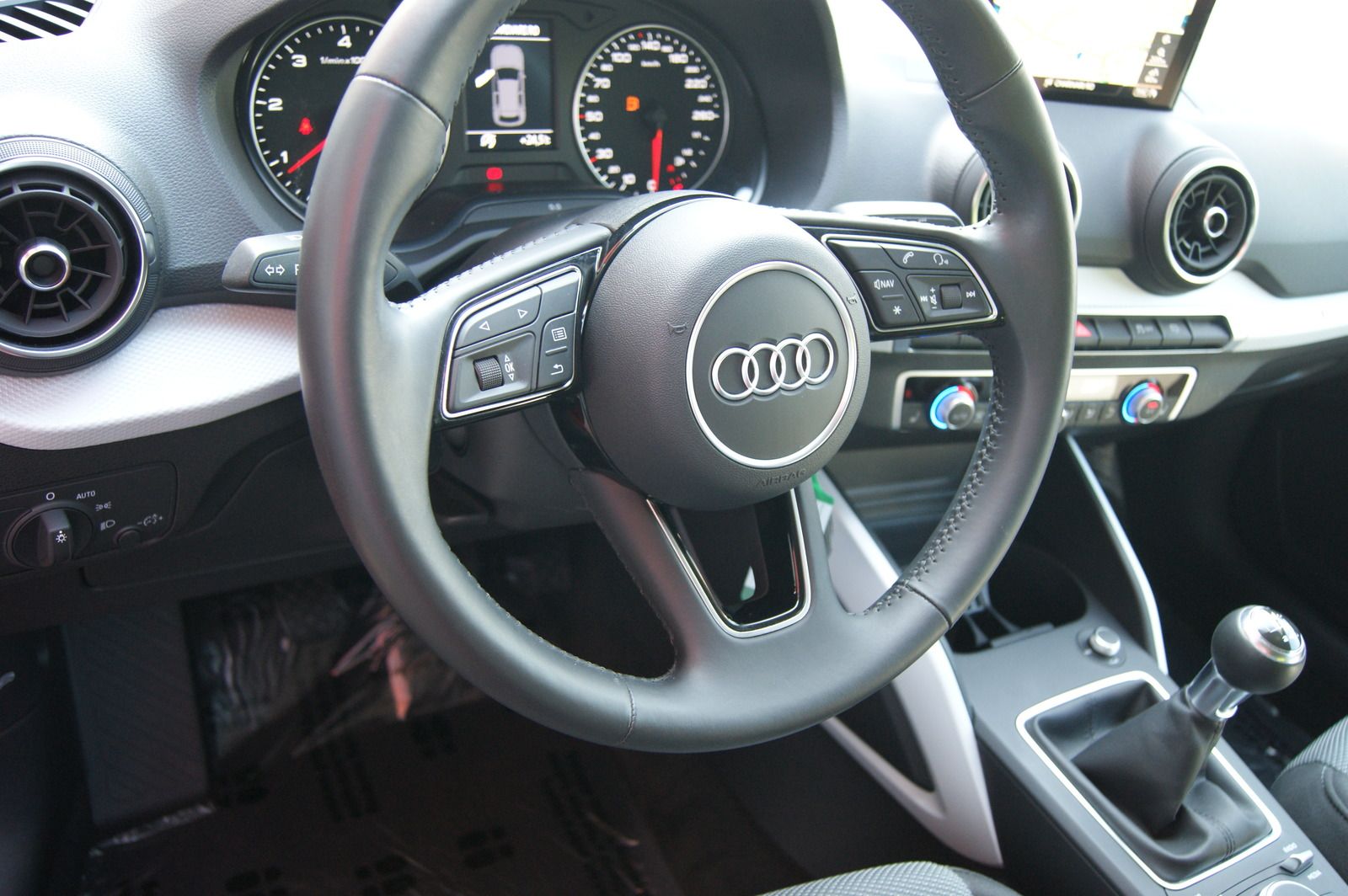 Fahrzeugabbildung Audi Q2 35 TDI design S-LINE AUDI-SOUND LED ANHZV PDC
