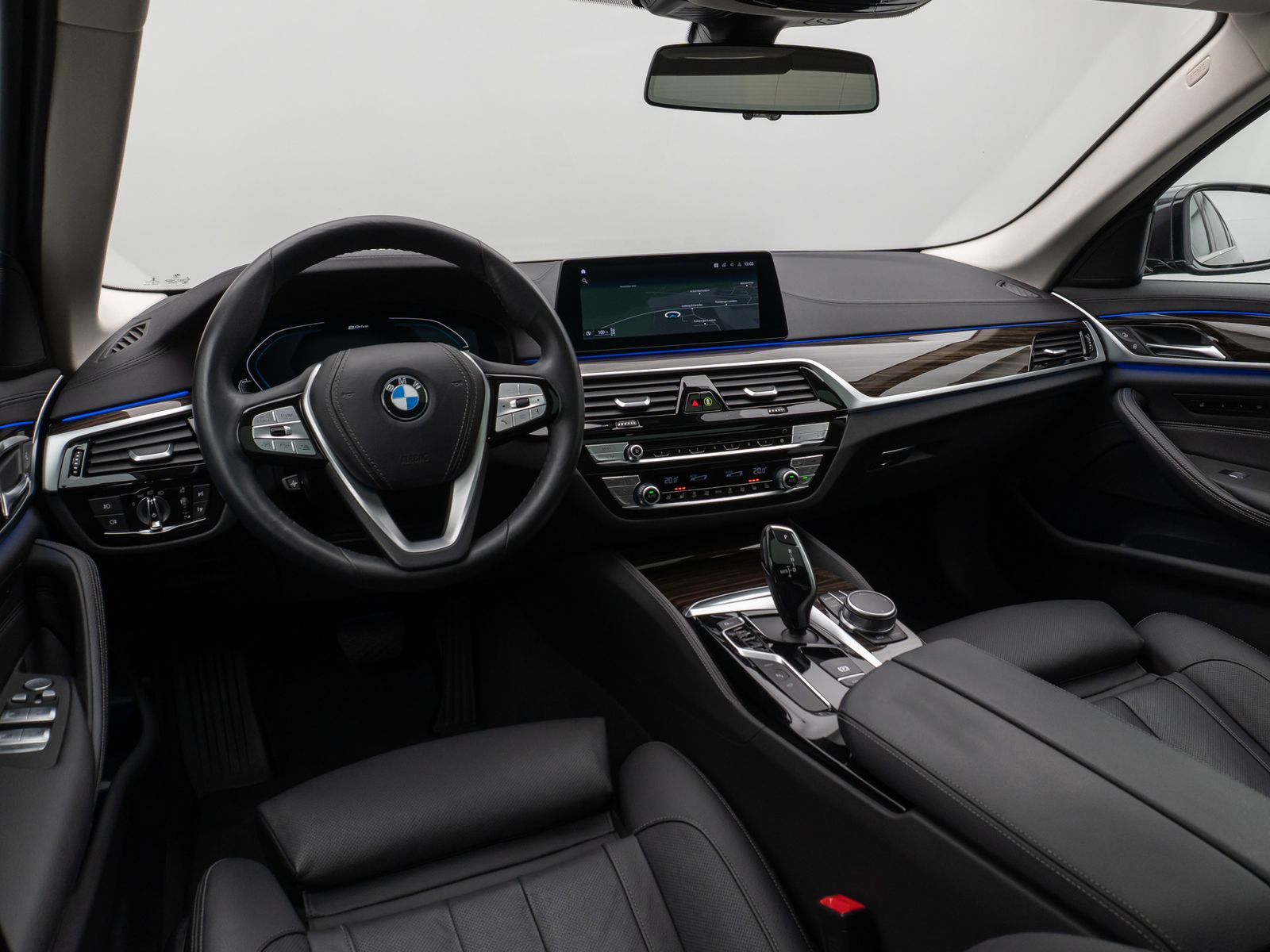 Fahrzeugabbildung BMW 530e xD LuxuryLine 360°Glasdach HUD HiFi Massage