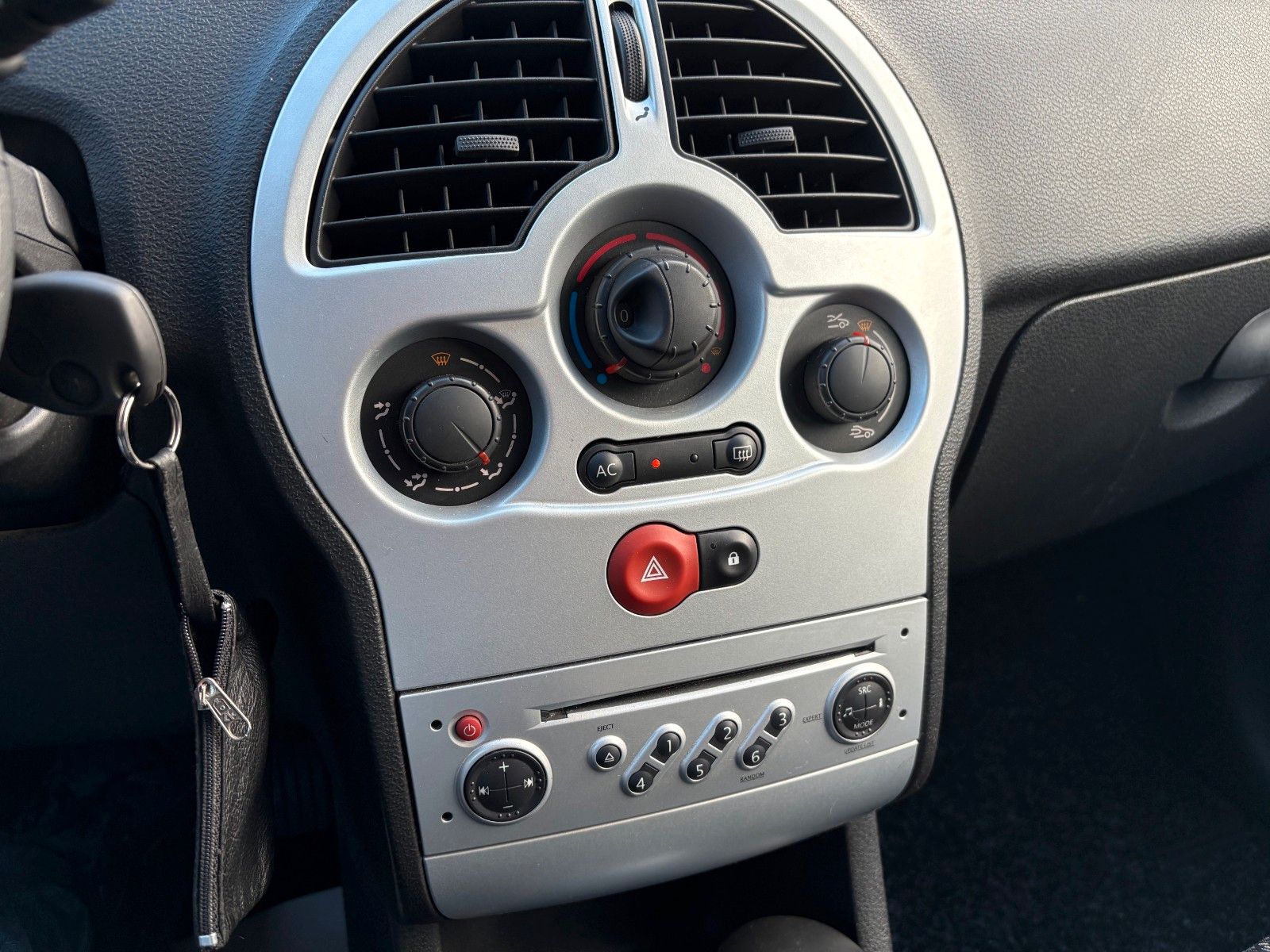 Fahrzeugabbildung Renault Modus 1.2 TCe 100 Klima 2.HAND TÜV 10/2027 Tempo