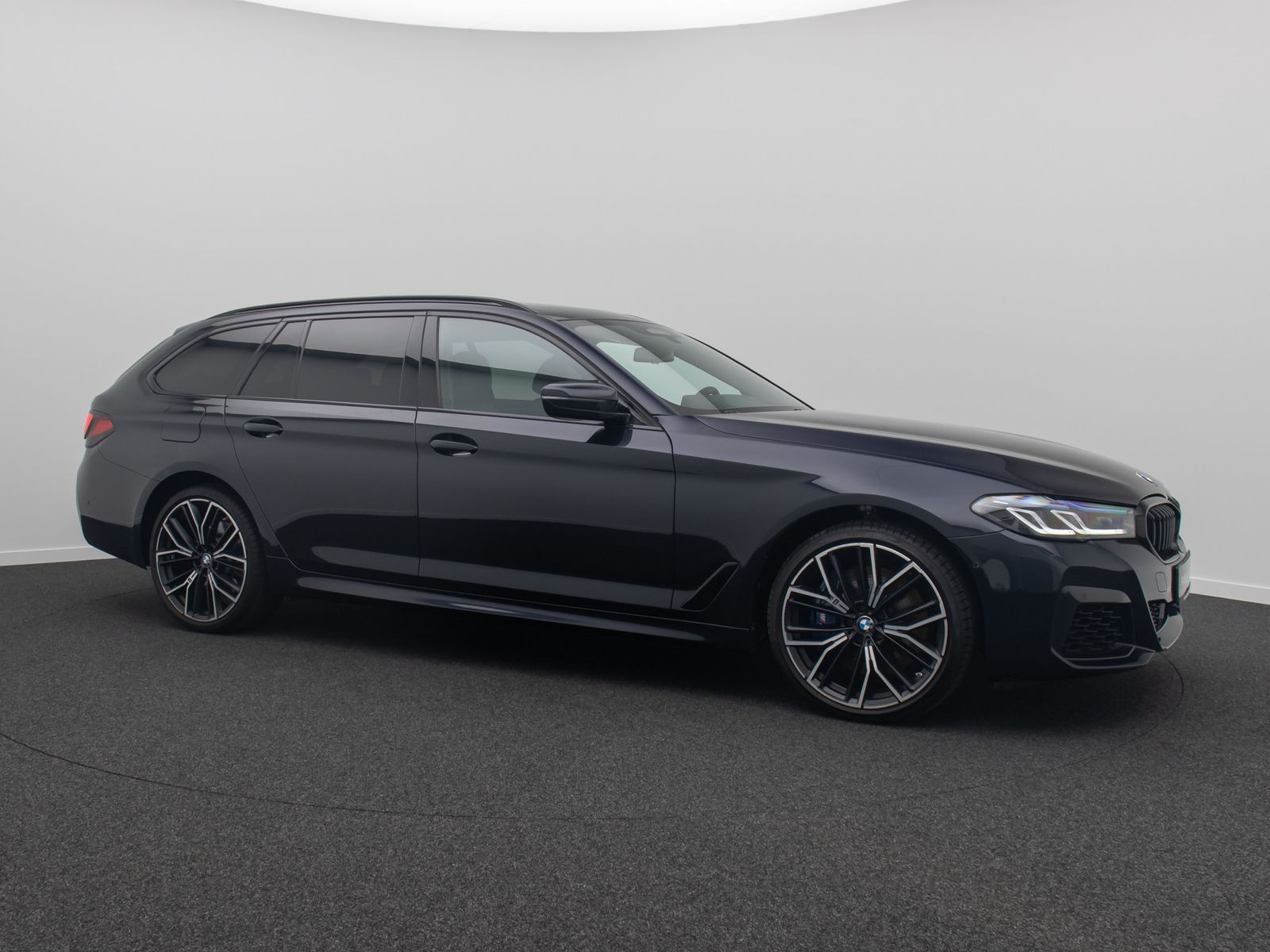 Fahrzeugabbildung BMW 540i xD M Sport DAB Panorama HUD H/K DispKey 20"