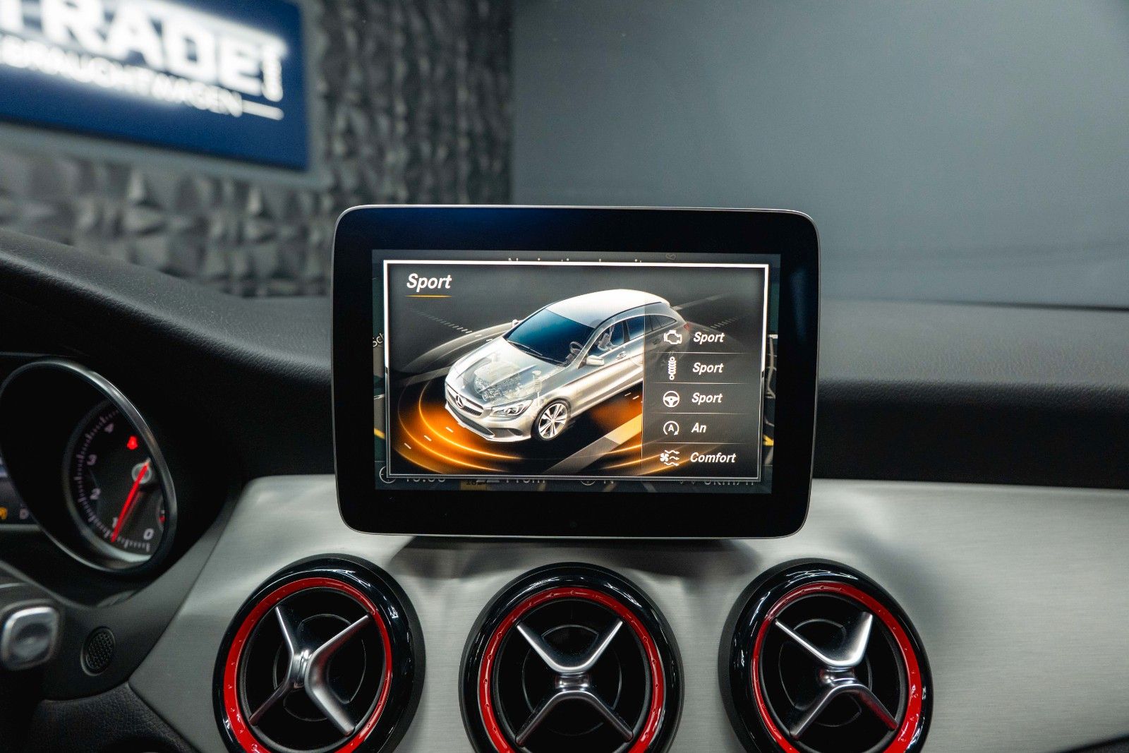 Fahrzeugabbildung Mercedes-Benz CLA 250 Shooting Brake 4Matic AMG Night Pano LED