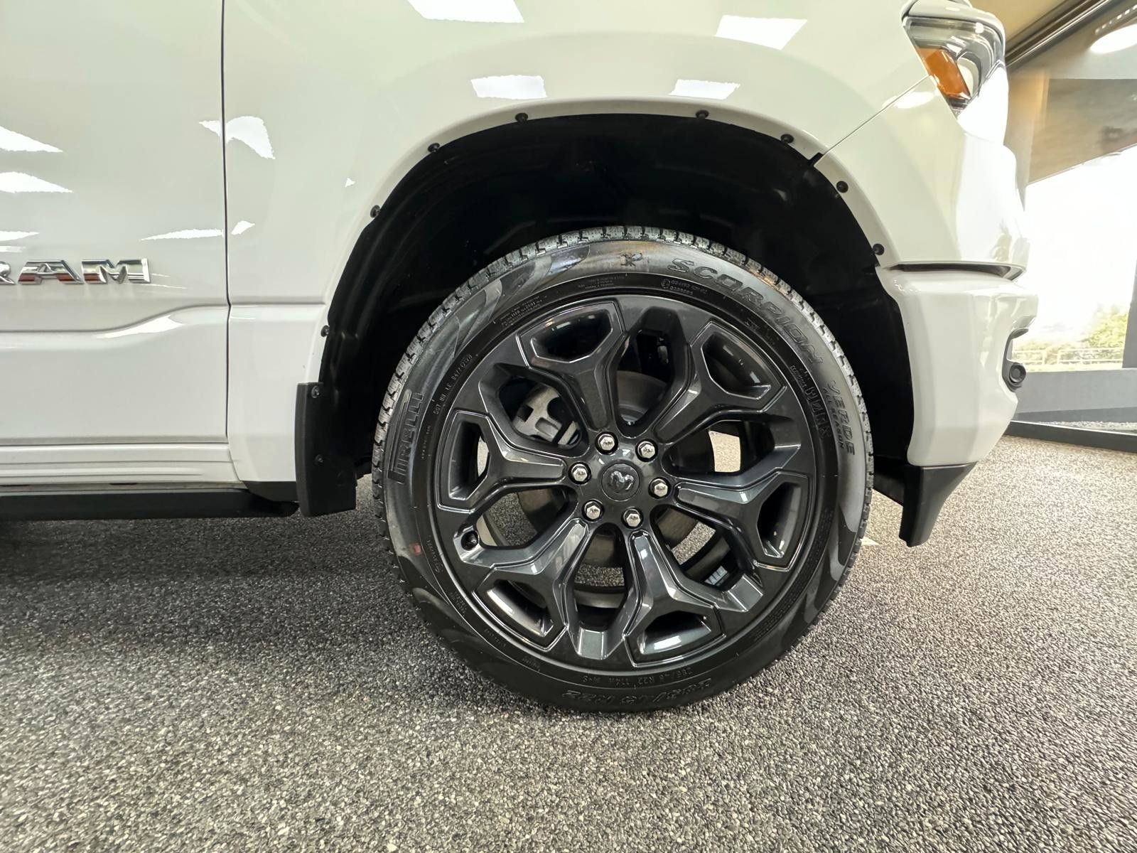 Fahrzeugabbildung Dodge LARAMIE CREW CAB SPORT  12" LUFTF. 22"  HEMI 4x4