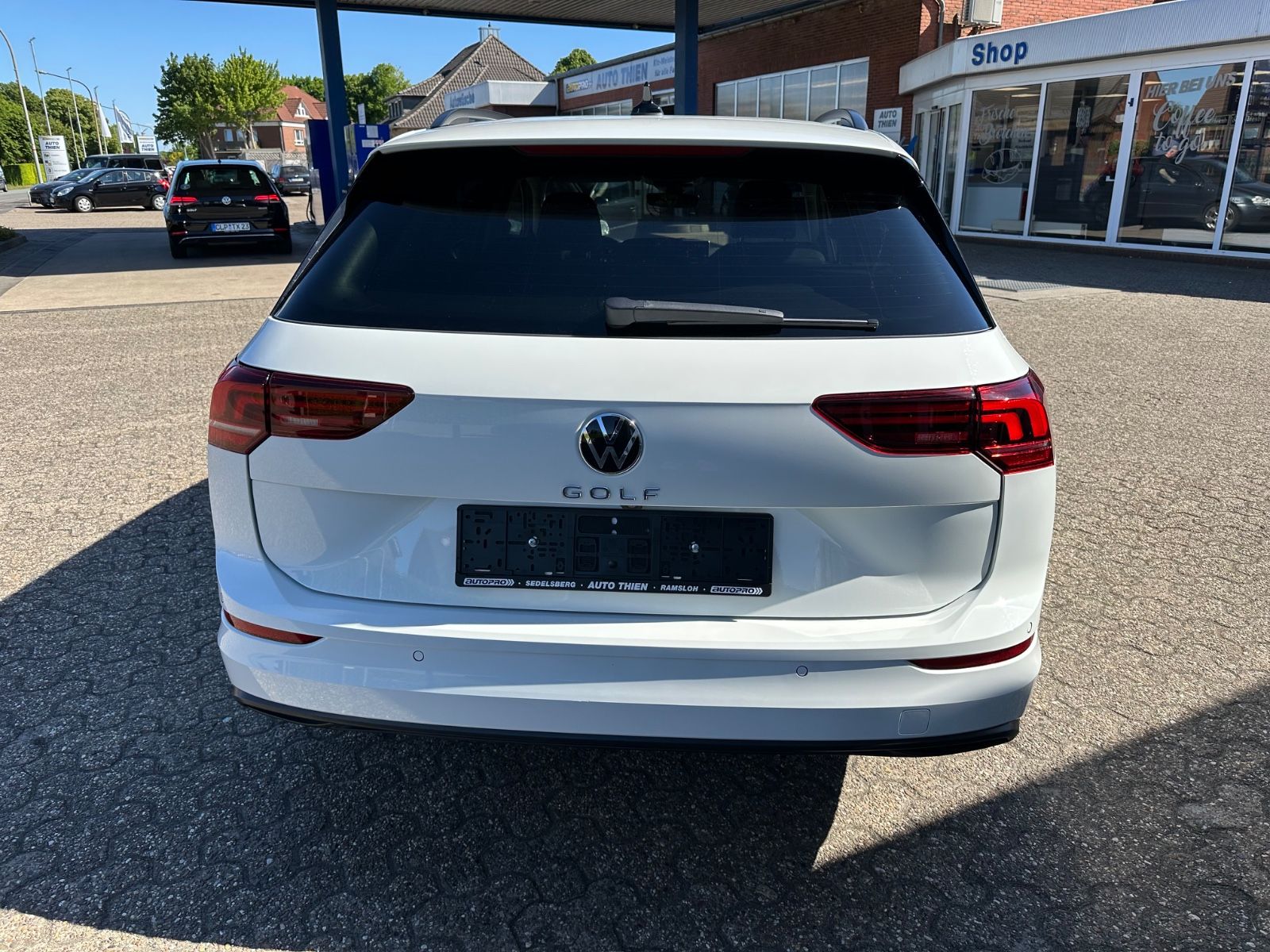 Fahrzeugabbildung Volkswagen Golf VIII Variant 1.5 TSI Life Navi/ACC/LED/Shzg