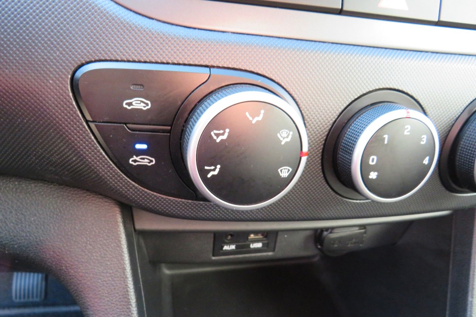 Fahrzeugabbildung Hyundai i10 4-TÜREN KLIMA PDC ALU SCHECKHEFT