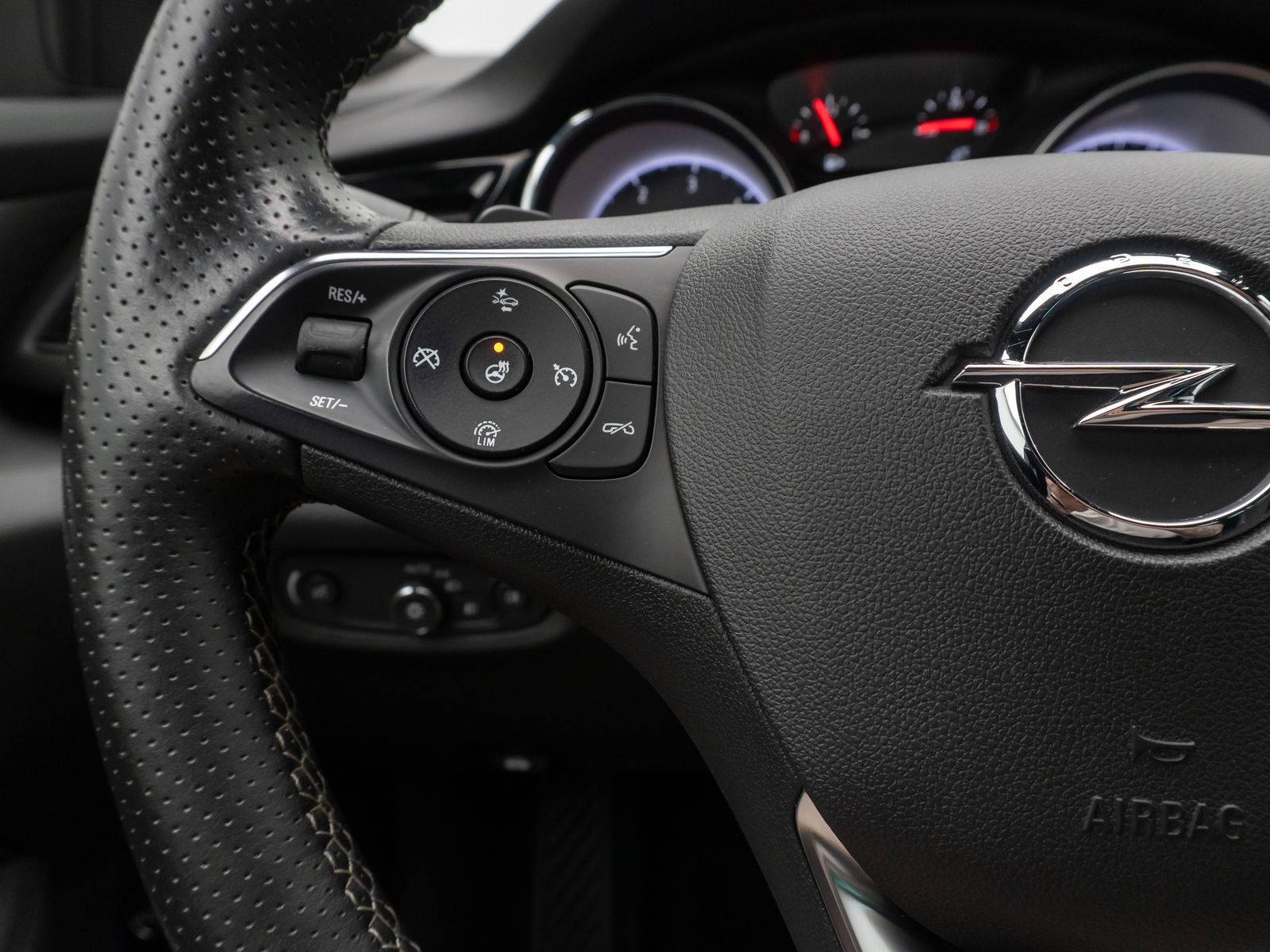 Fahrzeugabbildung Opel Insignia Innovation 4x4 Kamera FahrAssist Navi 1