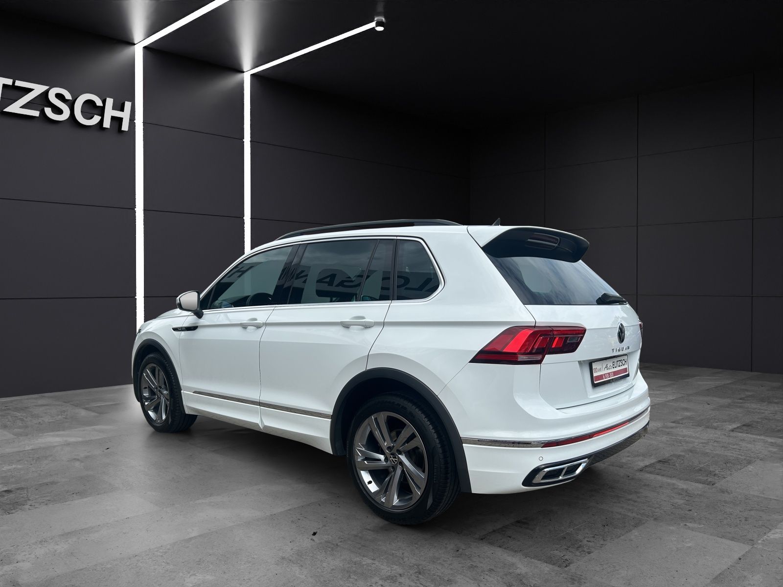 Fahrzeugabbildung Volkswagen Tiguan TSI R-Line DSG Standhzg LED AHK Navi AID