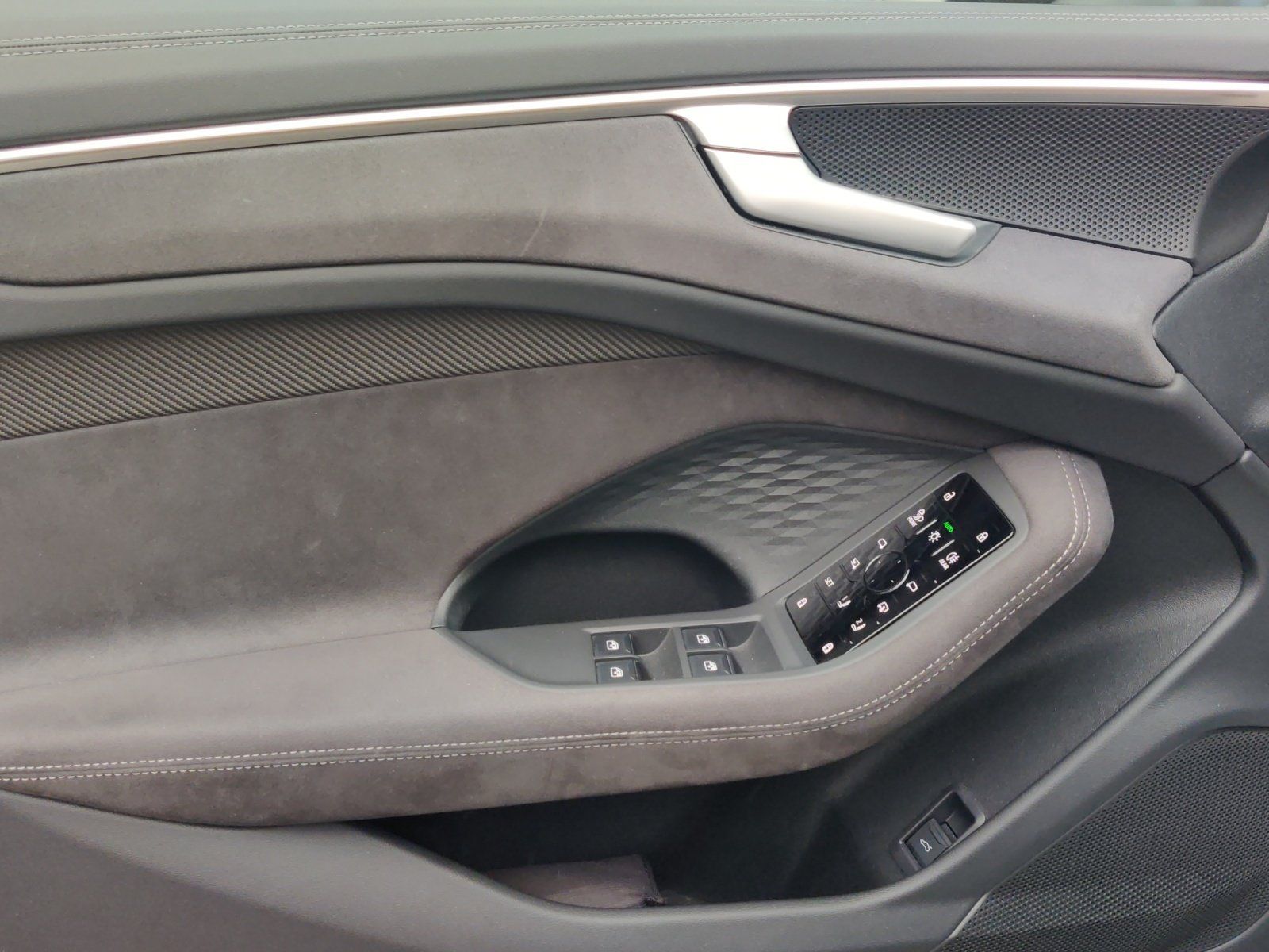 Fahrzeugabbildung Audi A6 Avant 2.0 TDI quattro edition one 360,MATRIX,