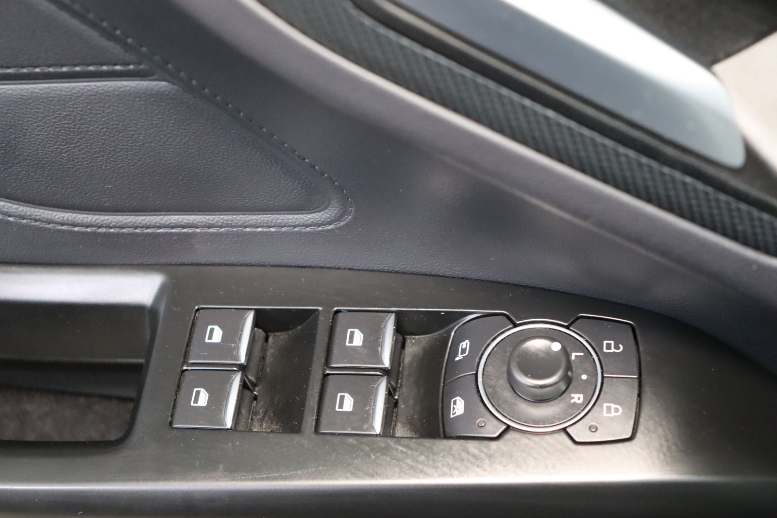 Fahrzeugabbildung Ford Focus St-Line * LED * Keyless * Navi * RFK