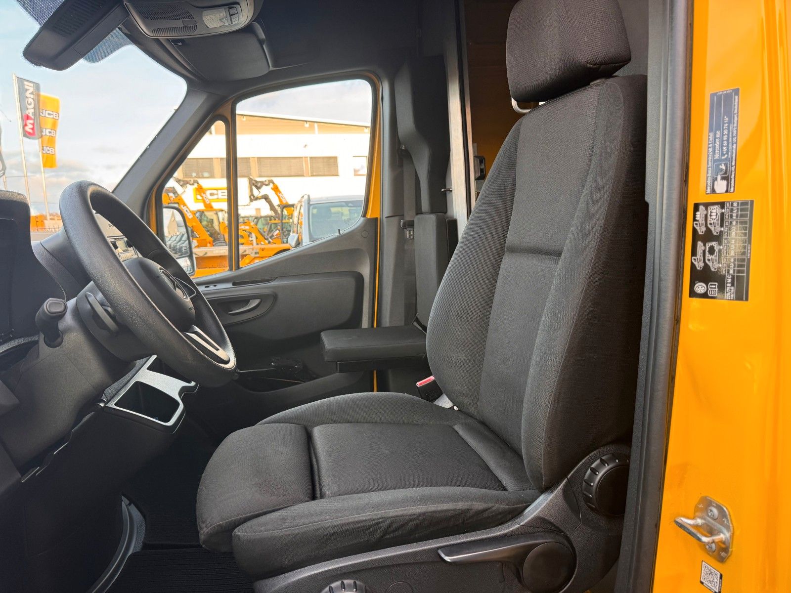 Fahrzeugabbildung Mercedes-Benz eSprinter 312 DHL Regal KEP-Ausbau