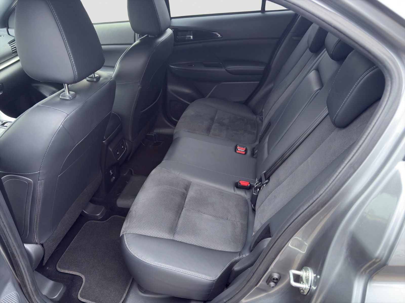 Fahrzeugabbildung Mitsubishi Eclipse Cross 2.4 PHEV 4WD   Select Tieflegung