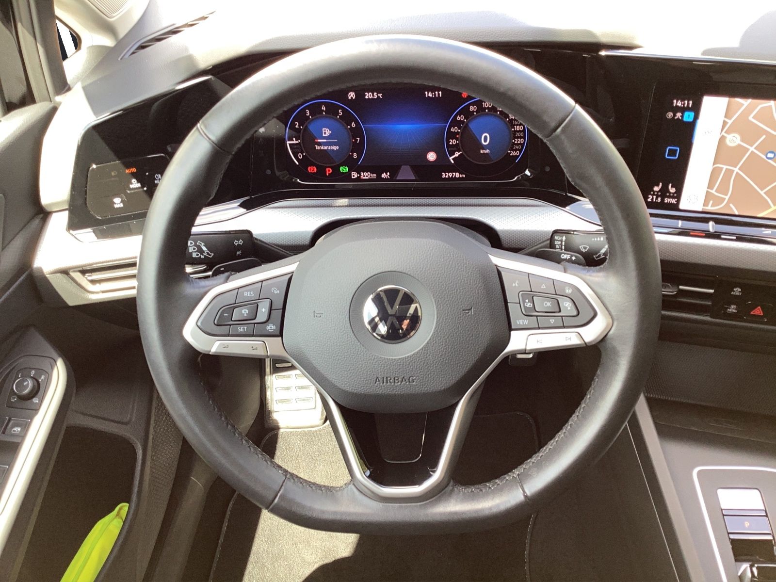 Fahrzeugabbildung Volkswagen Golf VIII eTSI Active DSG LED AHK Navi AID ACC P