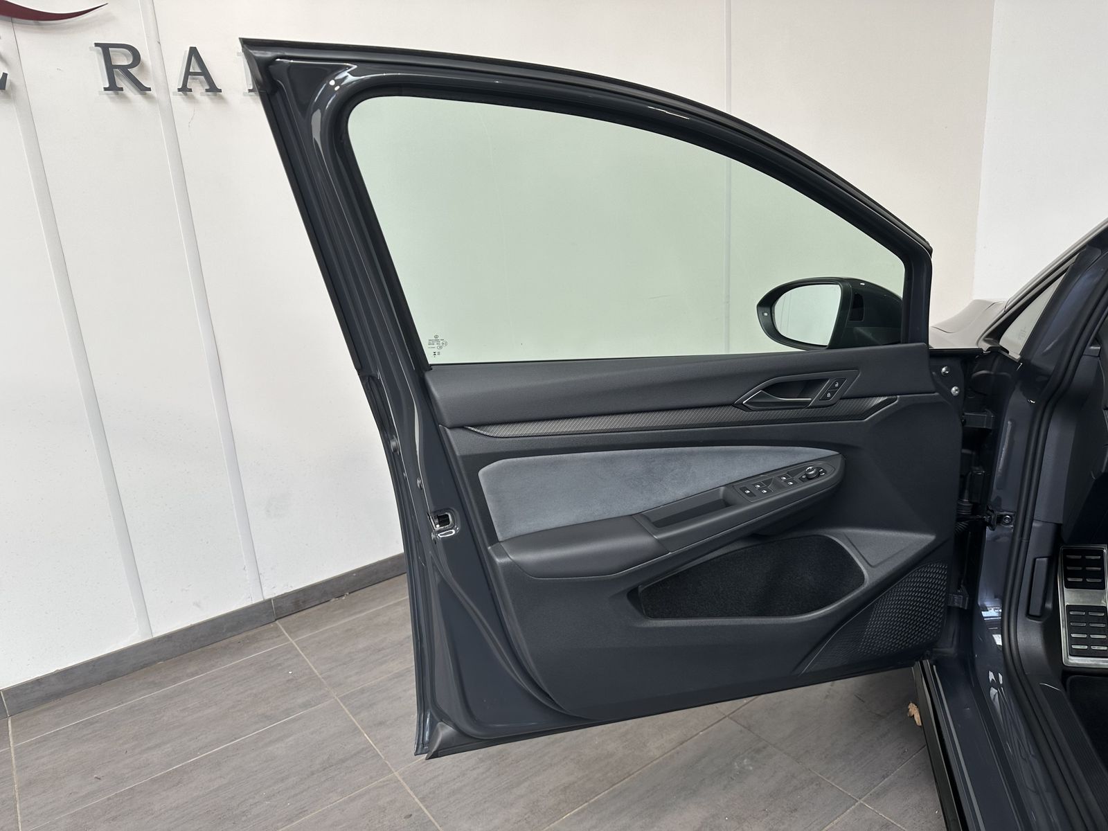 Fahrzeugabbildung Volkswagen Golf Variant 2.0 TDI DSG R-Line NAV+LED+PANO+ACC