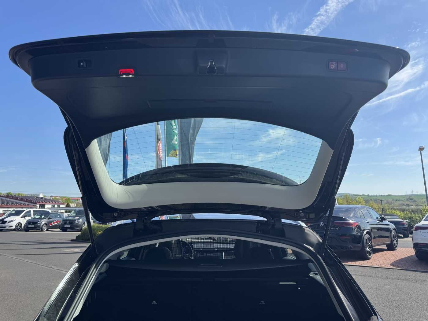 Fahrzeugabbildung Mercedes-Benz E 220 d Avantgarde+Pano+AHK+Distr+19Zoll+MBUX