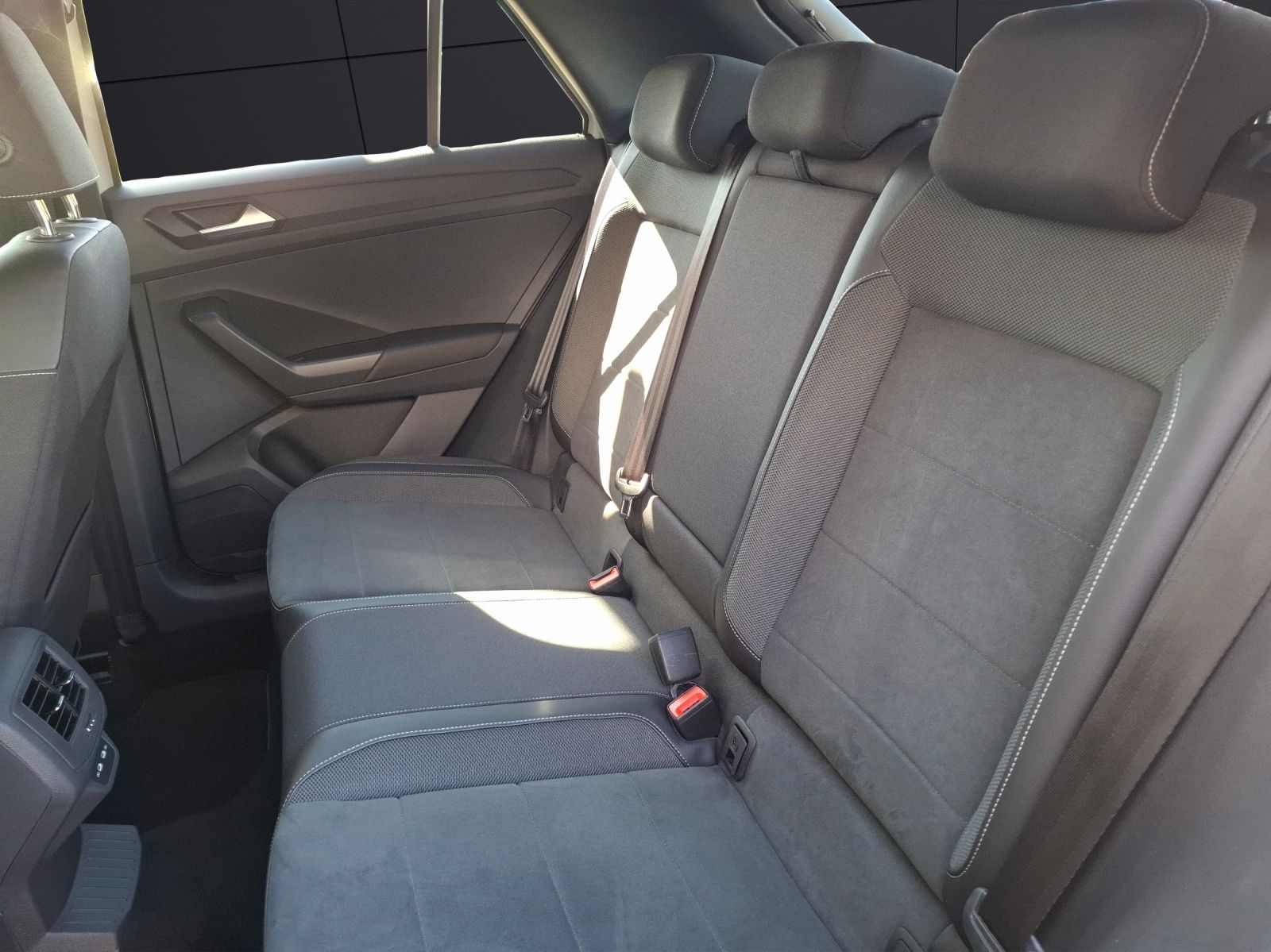 Fahrzeugabbildung Volkswagen T-Roc TSI R-Line Matrix Navi AID Park-Assist SH