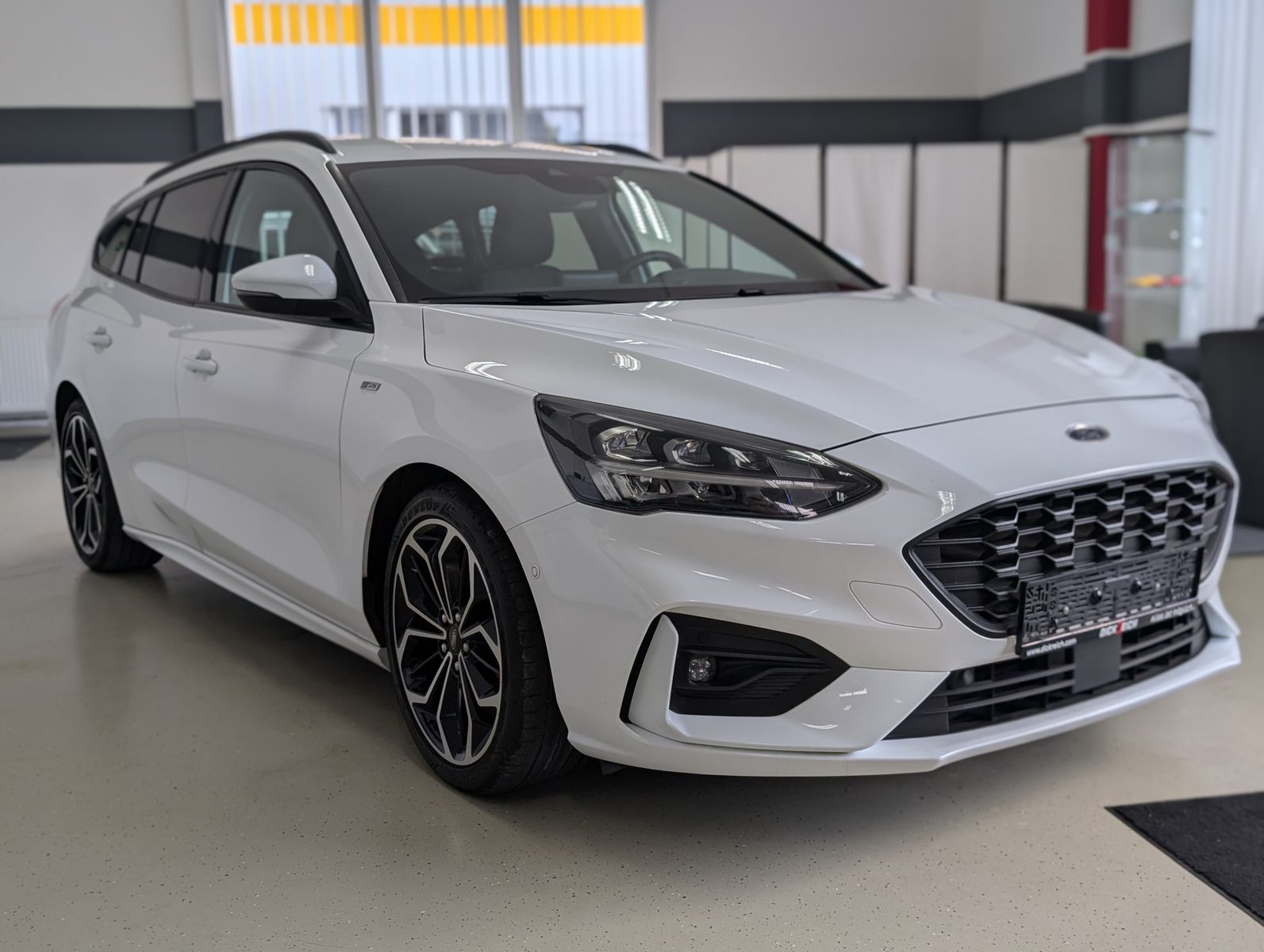 Fahrzeugabbildung Ford Focus ST-Line X LED AHK TEMP LHZ SHZ CAM APPLINK
