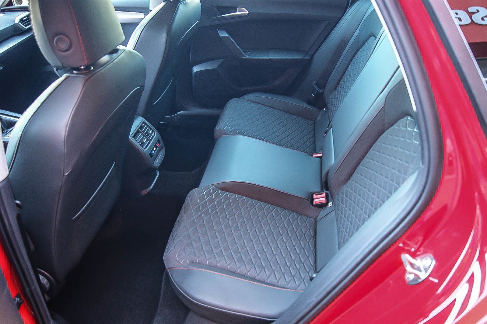 Fahrzeugabbildung SEAT Leon Sportstourer 1.5 FR VIRTUAL KAMERA ACC LED