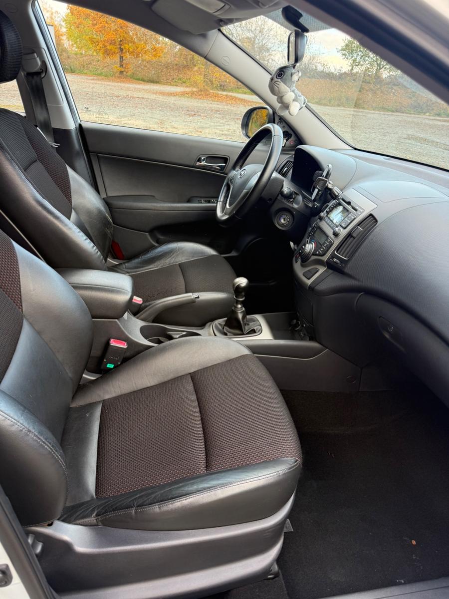 Hyundai i30 2009 — interior