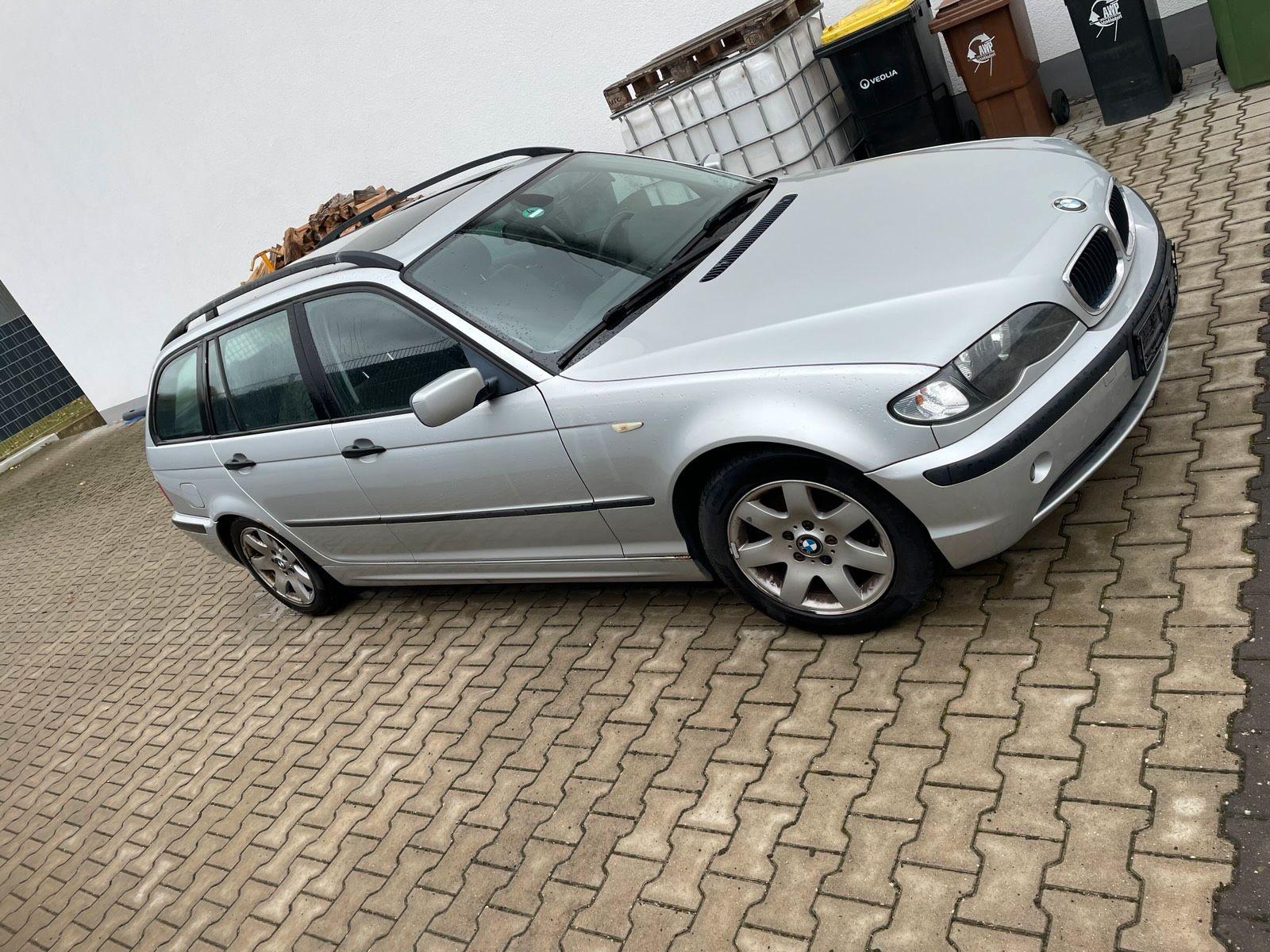 BMW 318 2004 — салон