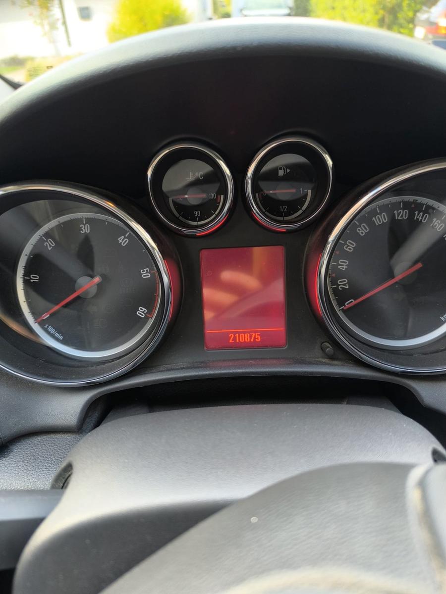 Opel Astra 2011 — photo 7