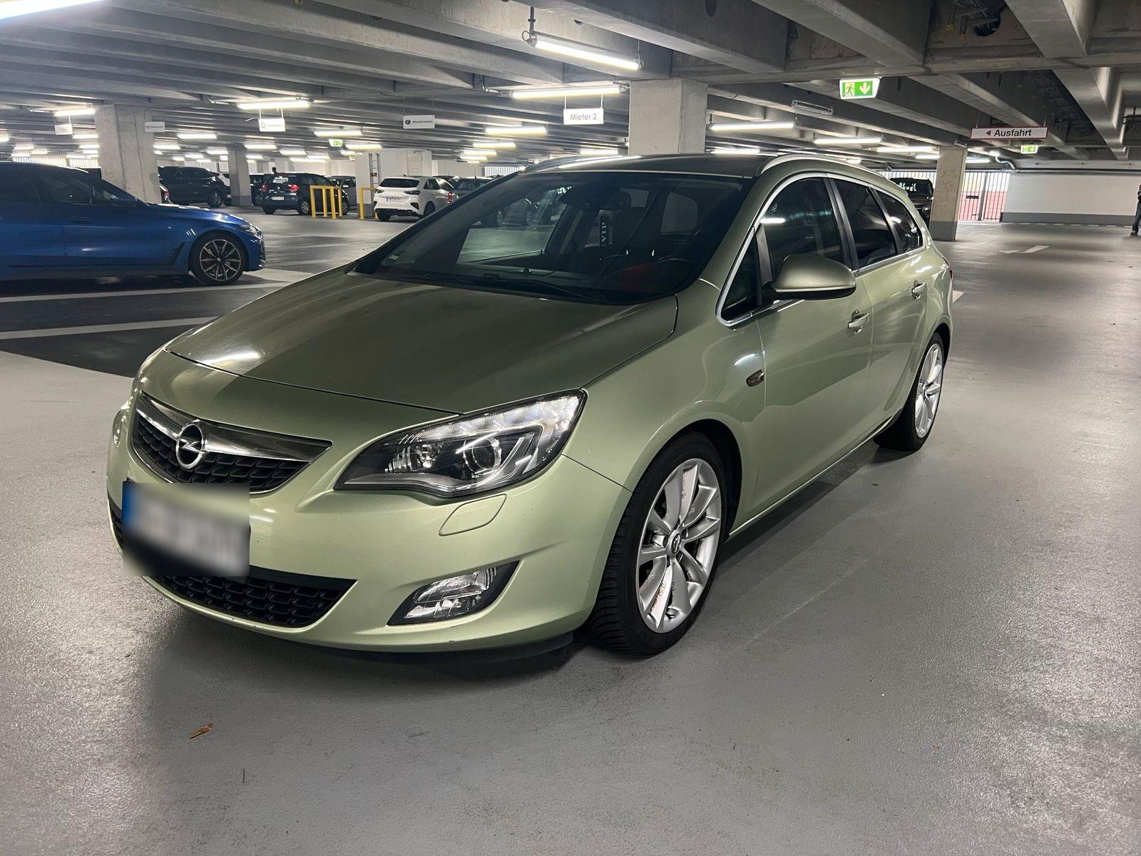 Opel Astra 2011 — rear view